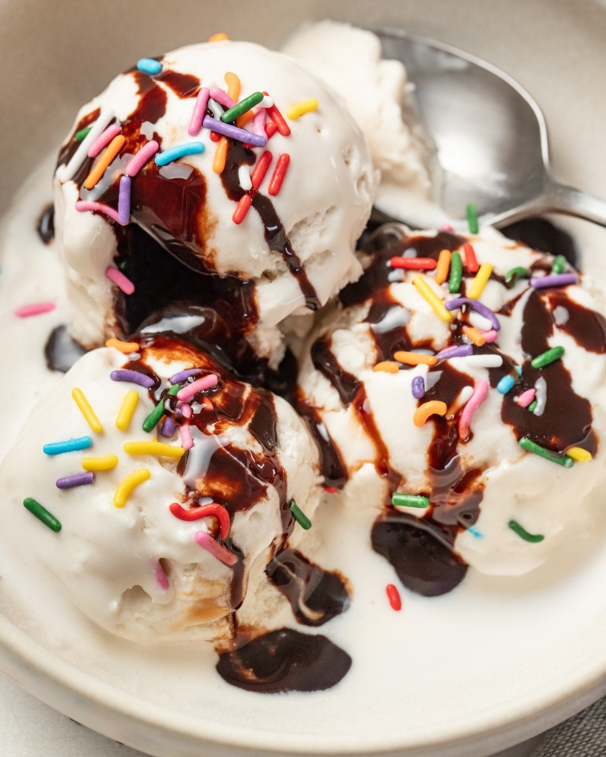 (24g Protein)🍦💪 Finally, a high-protein ice cream that actually tastes like real vanilla ice cream! (NINJA CREAMI)
⠀⠀⠀⠀⠀⠀⠀⠀⠀
⠀⠀⠀⠀⠀⠀⠀⠀⠀
I usually avoid protein powders because I hate the chalky texture and artificial taste. But after trying Levels unflavored whey protein, I finally made a Ninja Creami Vanilla Ice Cream that exceeded my expectations. It’s rich, creamy, tastes like the real thing, and packs over 24g of protein per serving.
⠀⠀⠀⠀⠀⠀⠀⠀⠀
✅ Over 24g protein per serving
✅ Tastes like real vanilla ice cream
✅ No chalky texture or weird aftertaste
✅ Easy to customize with your favorite mix-ins
⠀⠀⠀⠀⠀⠀⠀⠀⠀
Ingredients:
⠀⠀⠀⠀⠀⠀⠀⠀⠀
• Whole milk Greek yogurt
• Fairlife milk
• Unflavored whey protein
• Vanilla bean paste
• Agave
• Monk fruit sweetener
⠀⠀⠀⠀⠀⠀⠀⠀⠀
Mix, freeze overnight, spin, and enjoy! 🍦
⠀⠀⠀⠀⠀⠀⠀⠀⠀
https://www.skinnytaste.com/ninja-creami-vanilla-ice-cream-recipe/
⠀⠀⠀⠀⠀⠀⠀⠀⠀
Follow @skinnytaste for high-protein recipes that actually taste good. 💙
⠀⠀⠀⠀⠀⠀⠀⠀⠀
#ninjacreami #proteinicecream #highproteinrecipes #healthyicecream #ninjacreamirecipes

#LTKfoodie #LTKSeasonal #LTKfitnessgoals