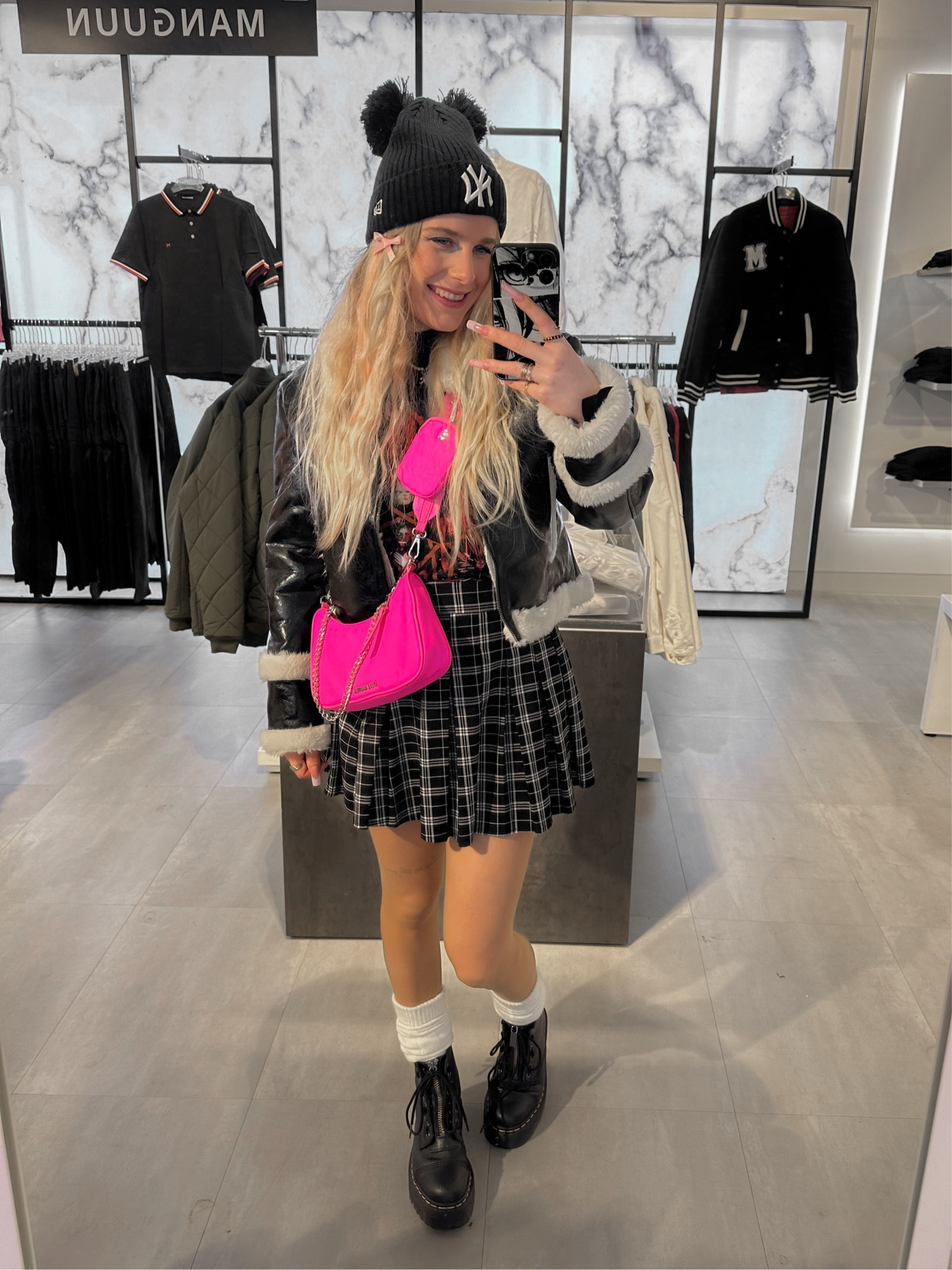 Shopping day in Düsseldorf 🖤 #shopping #skirt 

#LTKtravel #LTKSeasonal #LTKshoecrush