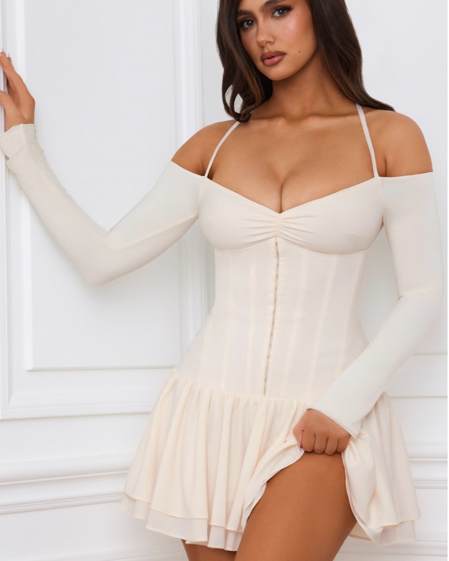 Step into dreamy elegance with this ivory off-shoulder corset mini dress, featuring soft tiered layers and a structured bodice for the ultimate fairytale fit. Romantic, feminine, and effortlessly chic, it’s perfect for bridal showers, garden parties, or a whimsical night out. Pair with lace-up heels or delicate flats for a timeless, ethereal vibe. 🌿✨