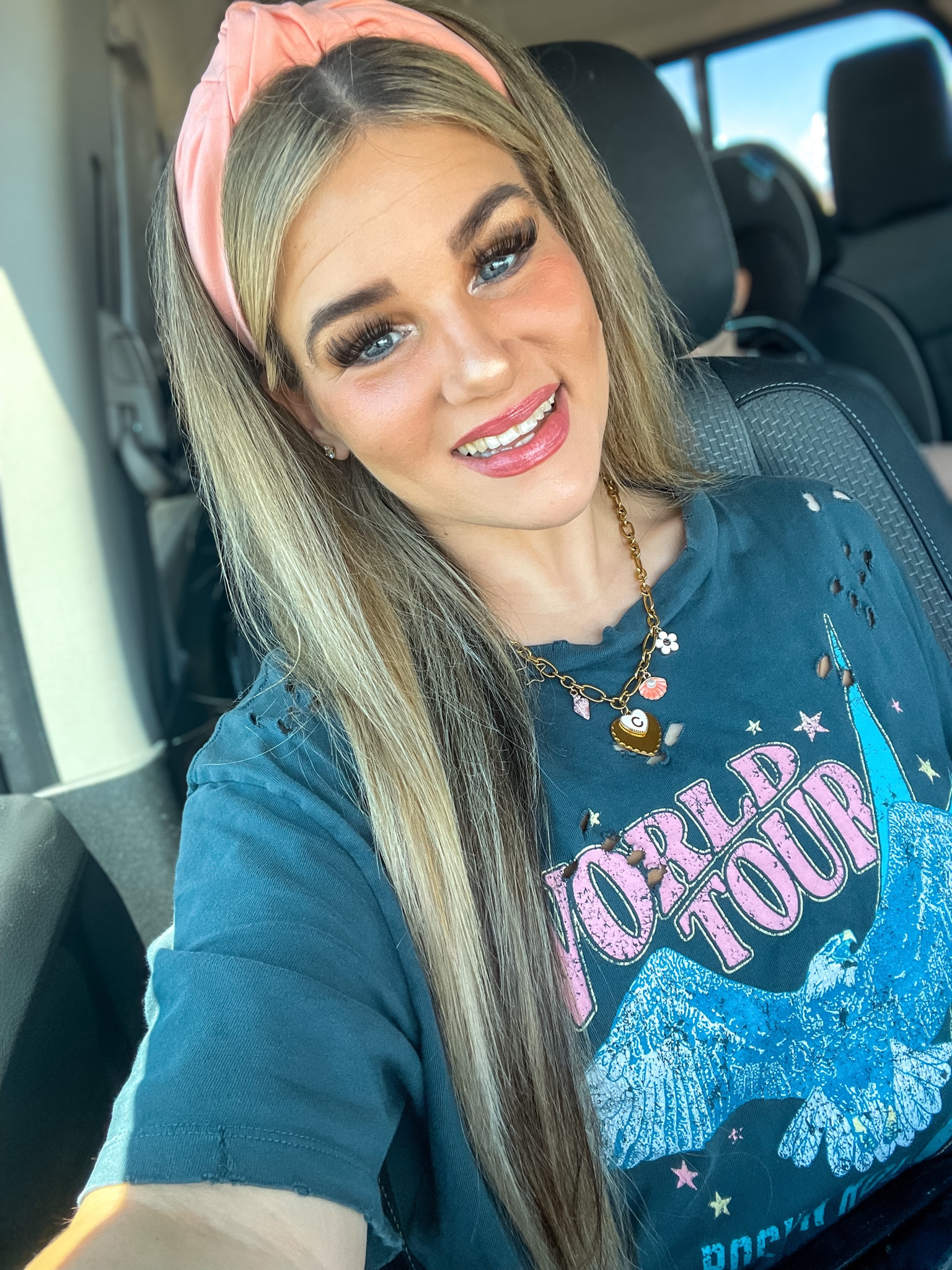 Postin up in my Postie Tee 😜🎀🩵

#ThePost #OversizedTee #MomStyle #OOTD #OutfitInspo #Tee #GraphicTees #ShesAPostie #DistressedTee 

#LTKStyleTip #LTKSaleAlert #LTKFindsUnder50