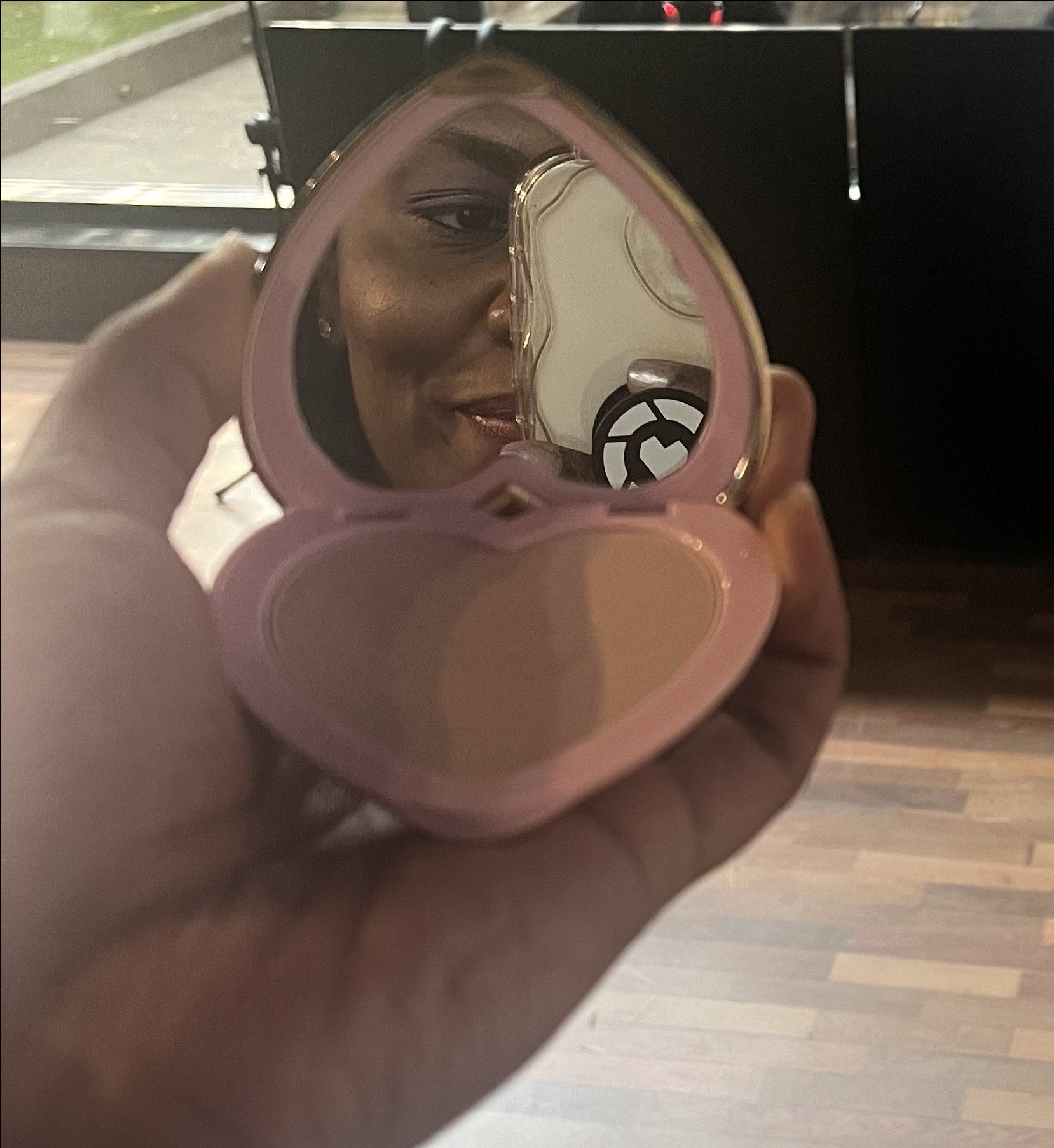 O famoso pó compacto que deixa um  efeito de “filtro paris do instagram”  na pele . 🤌🏾😉

#LTKbeleza