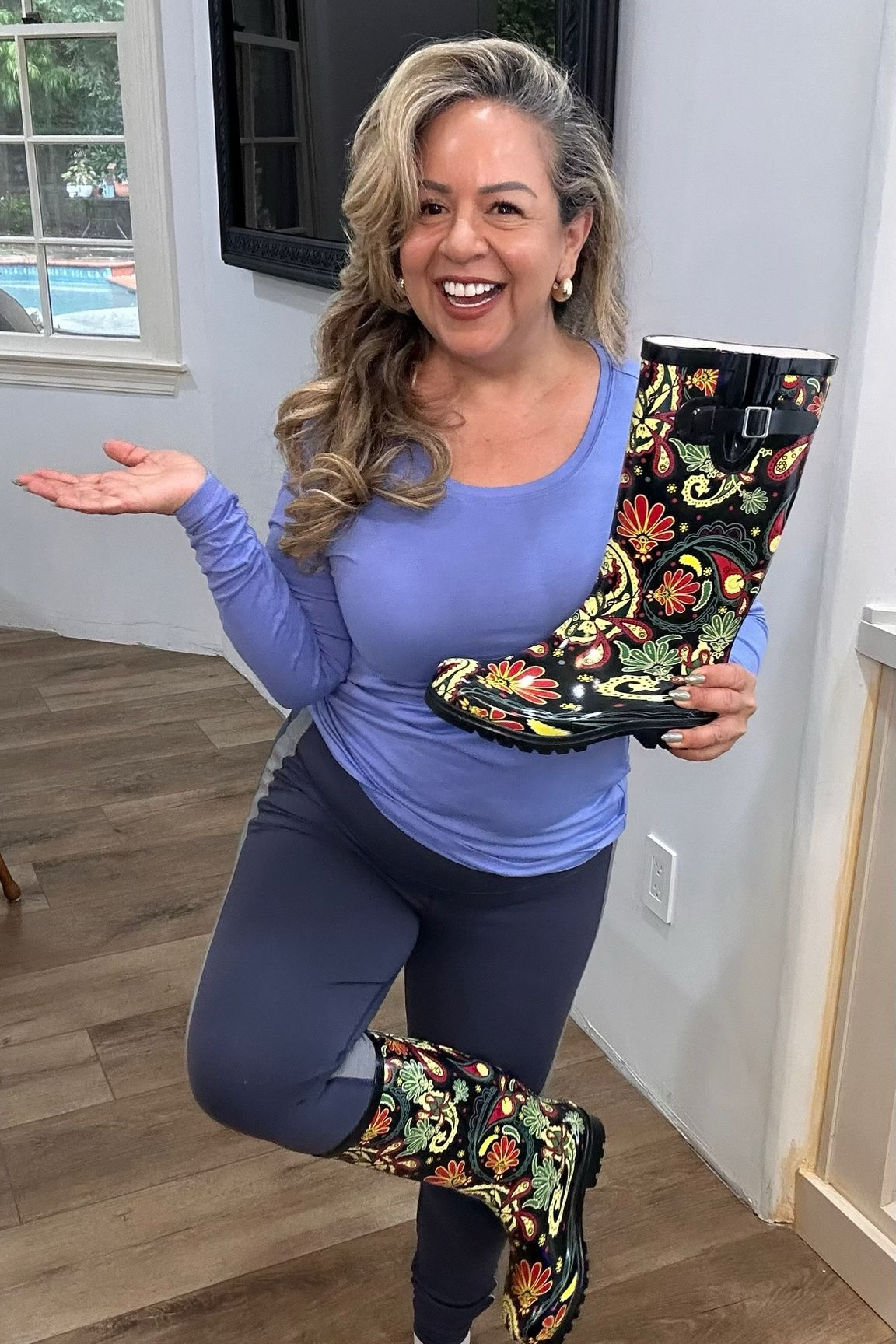 Obsessed with my new rain boots! They're so fun and colorful, and they'll keep my feet dry on all those rainy days. ☔️ Can't wait to splash around in some puddles!

#rainboots
#rainydayessentials
#puddlejumper
#funfashion
#lovethem