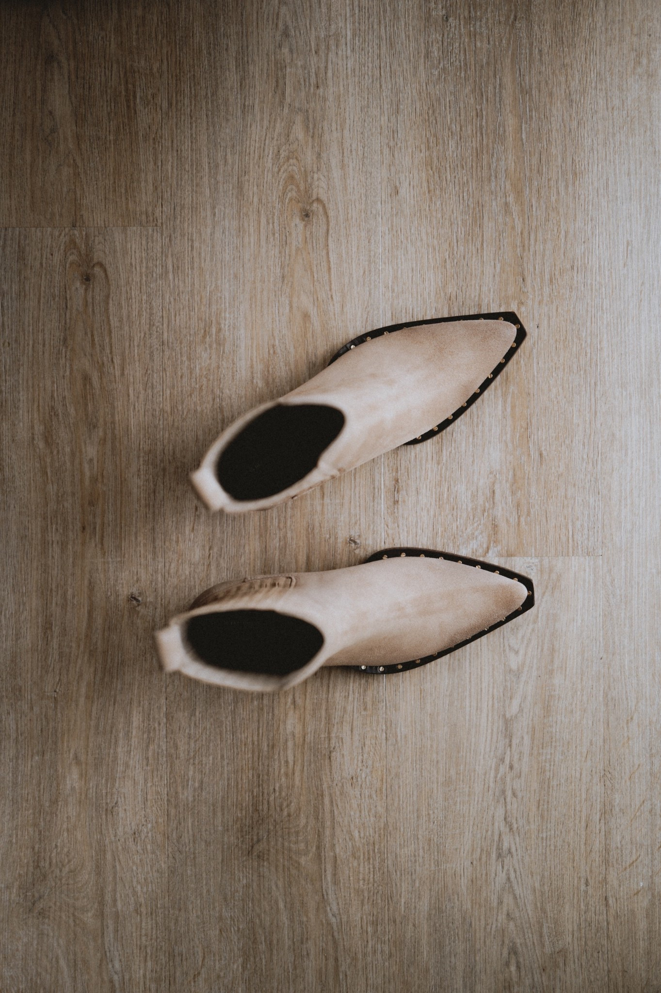 I just had to get them in this color too once they went on sale.
Golden Goose Debbie boots 👢 

#LTKSeasonal #LTKWorkwear #LTKSaleAlert