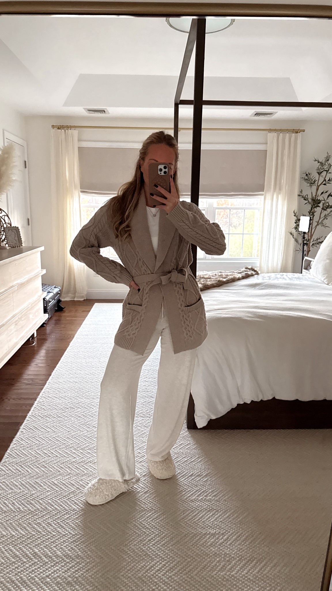 Cozy lounge outfit wearing small in sweater & pants, aritzia outfits, aritzia lounge, fall cozy outfit 