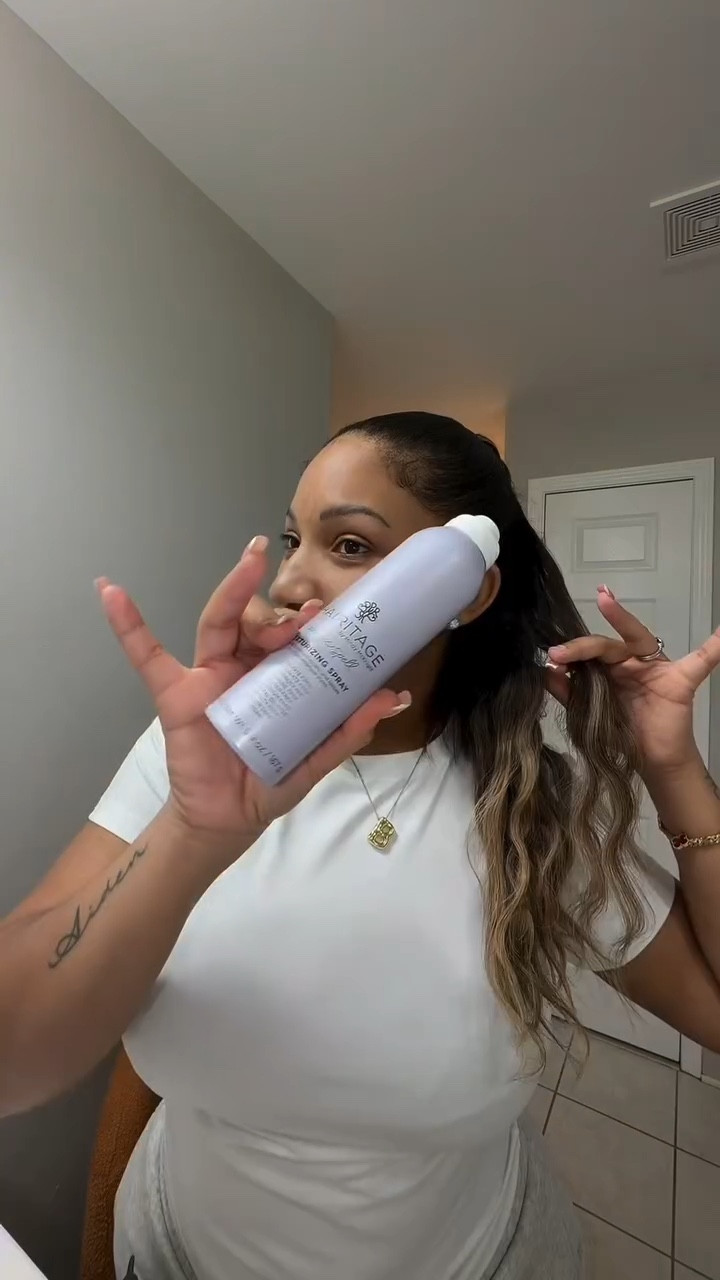 I swear week days feel a little less chaotic when my hair is done haha, love this style and these waves using my @hairitagebymindy Hair Waver - Magic Spell Texturizing Spray, and Argan Oil Elixir 💕 #morning #dayinmylife #dailyvlog #hair #mom