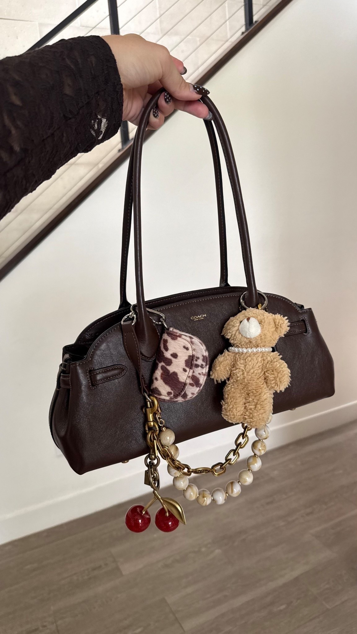 Loving bag charms lately! Perfect fall bag!!

Coach, fall accessories, Macys, Vanessa Etheridge
