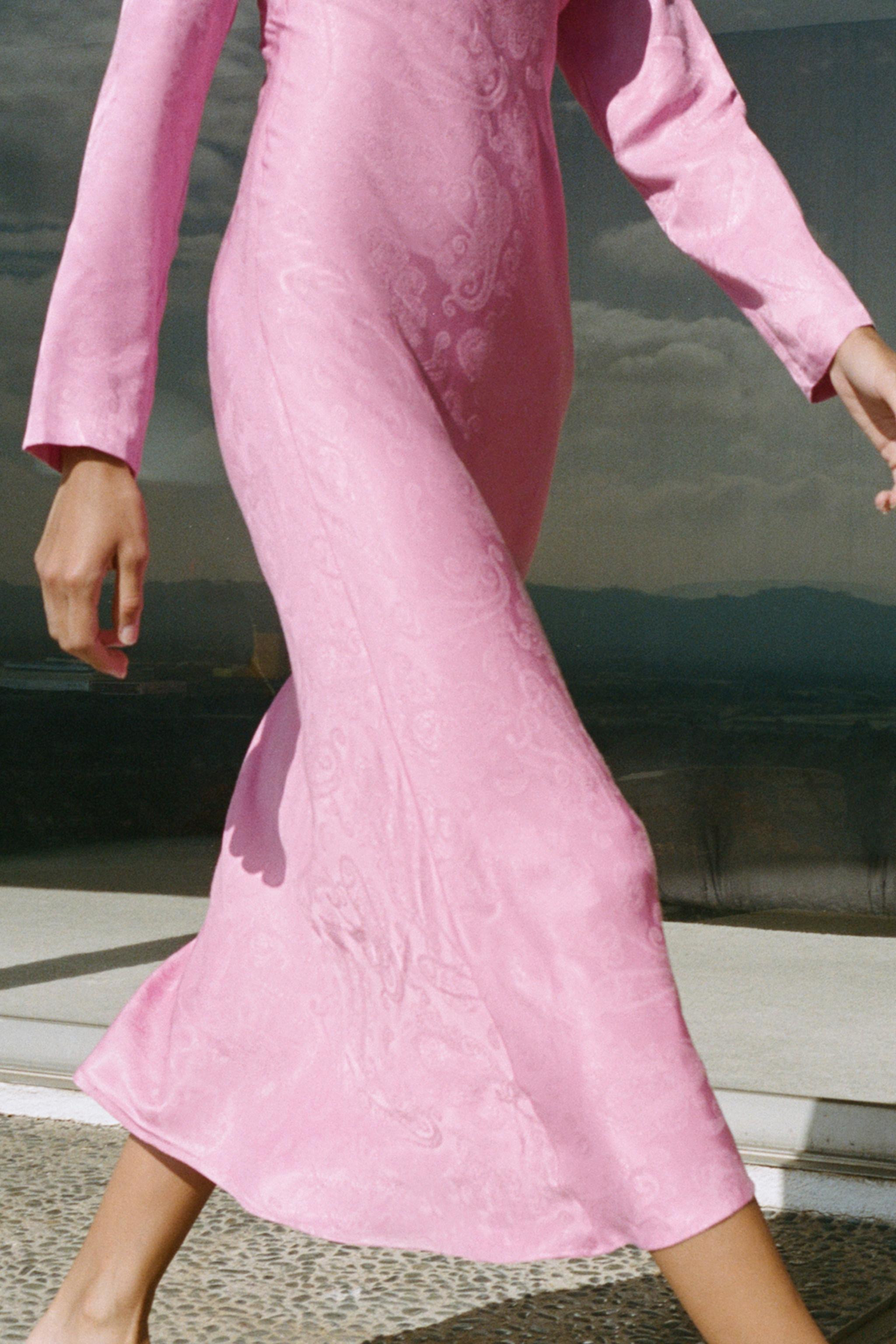 Vestito con scollo a v con pieghe e maniche lunghe. Chiusura laterale con cerniera nascosta nella... | Zara IT