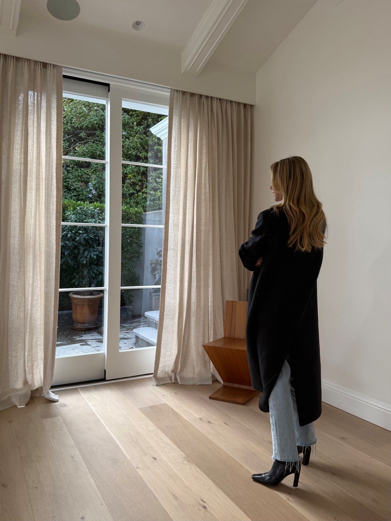 Fall outfit: turtleneck bodysuit, jeans (the best from Zara!!), the row coat and Khaite boots 