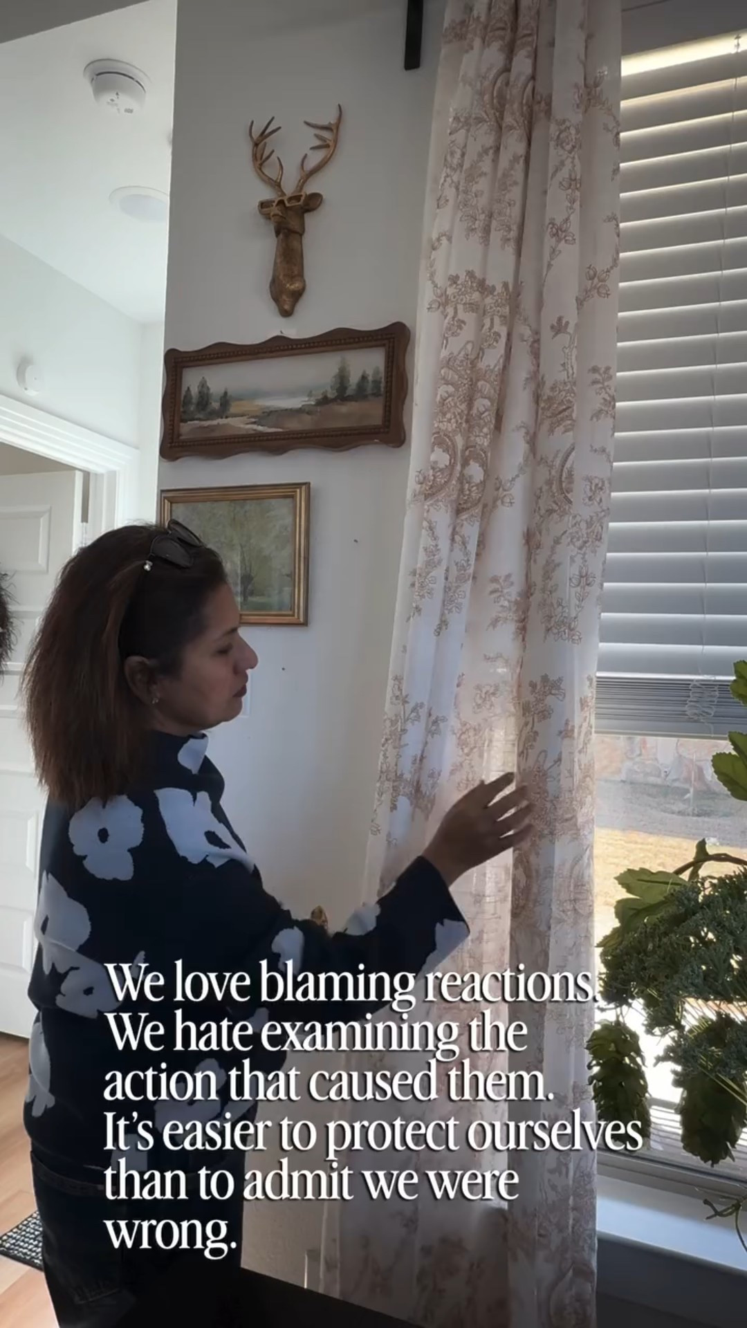 Created a little vintage-y corner in the dining space, with these gold touches and a curtain to go with the mood. 

The tulips are real and comes as is with the vase from @costco ! They come in three colors! 2 weeks n I haven’t needed to water it. The buds have started to bloom🌷

All things linked in my LTK (in bio) . Or comment gold and I will send u all the links together. 

Hoping the new week treats everyone well✌🏼😇

#aninditashome #homestyle #decoração