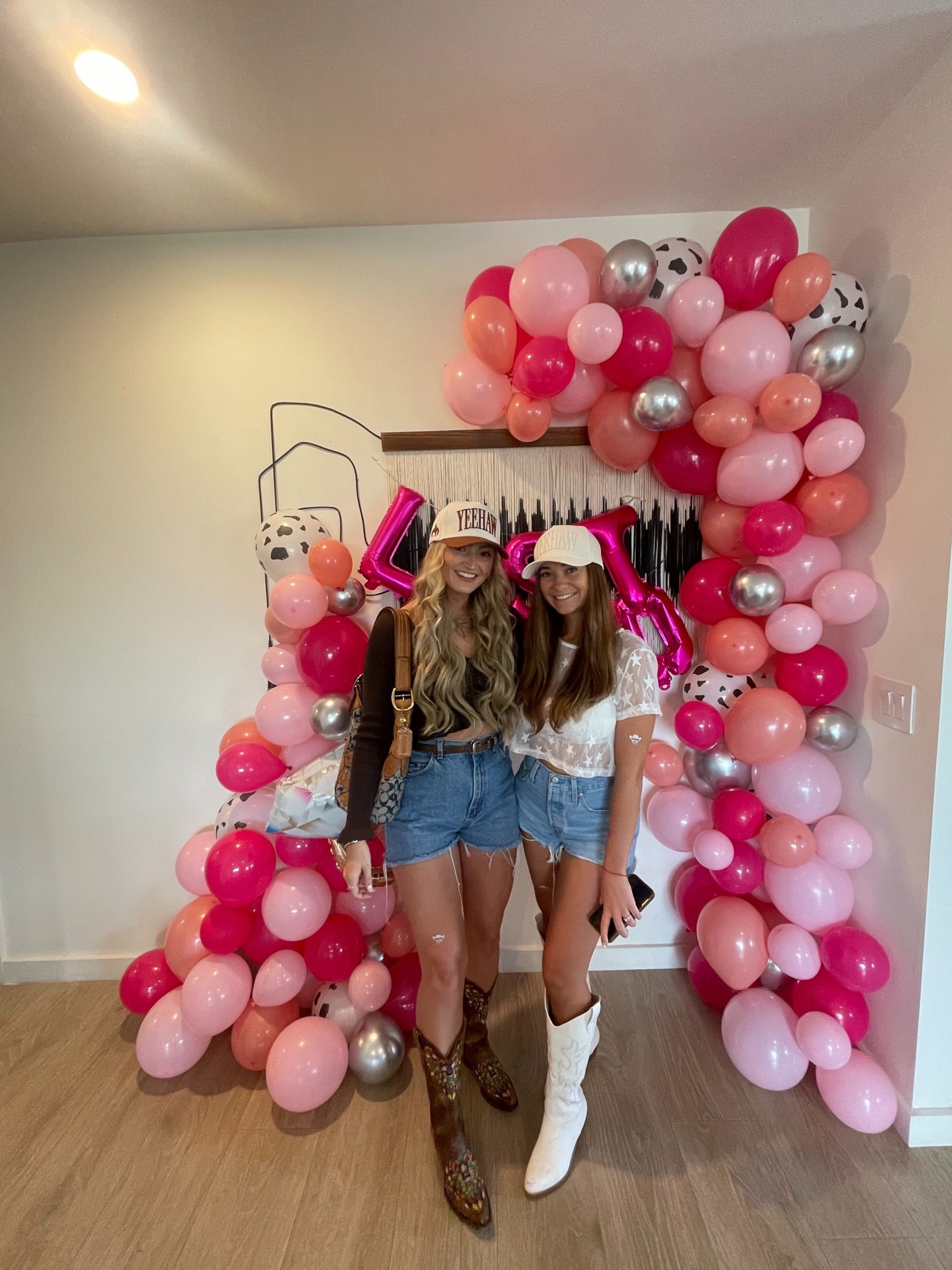 Nashville bachelorette party!

H&M, lees, ariat, shein, Levi’s, coach

#LTKootd #LTKFindsUnder100 #LTKFindsUnder50