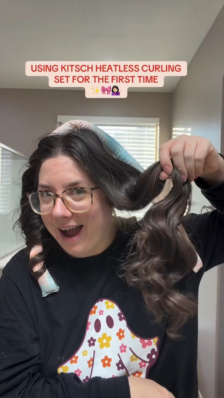 The way I have been curling my hair! No heat, and makes mornings so much easier ✨ 
.
.
.
#kitsch #heatlesscurls #momsofinstagram #hairstyles #reel