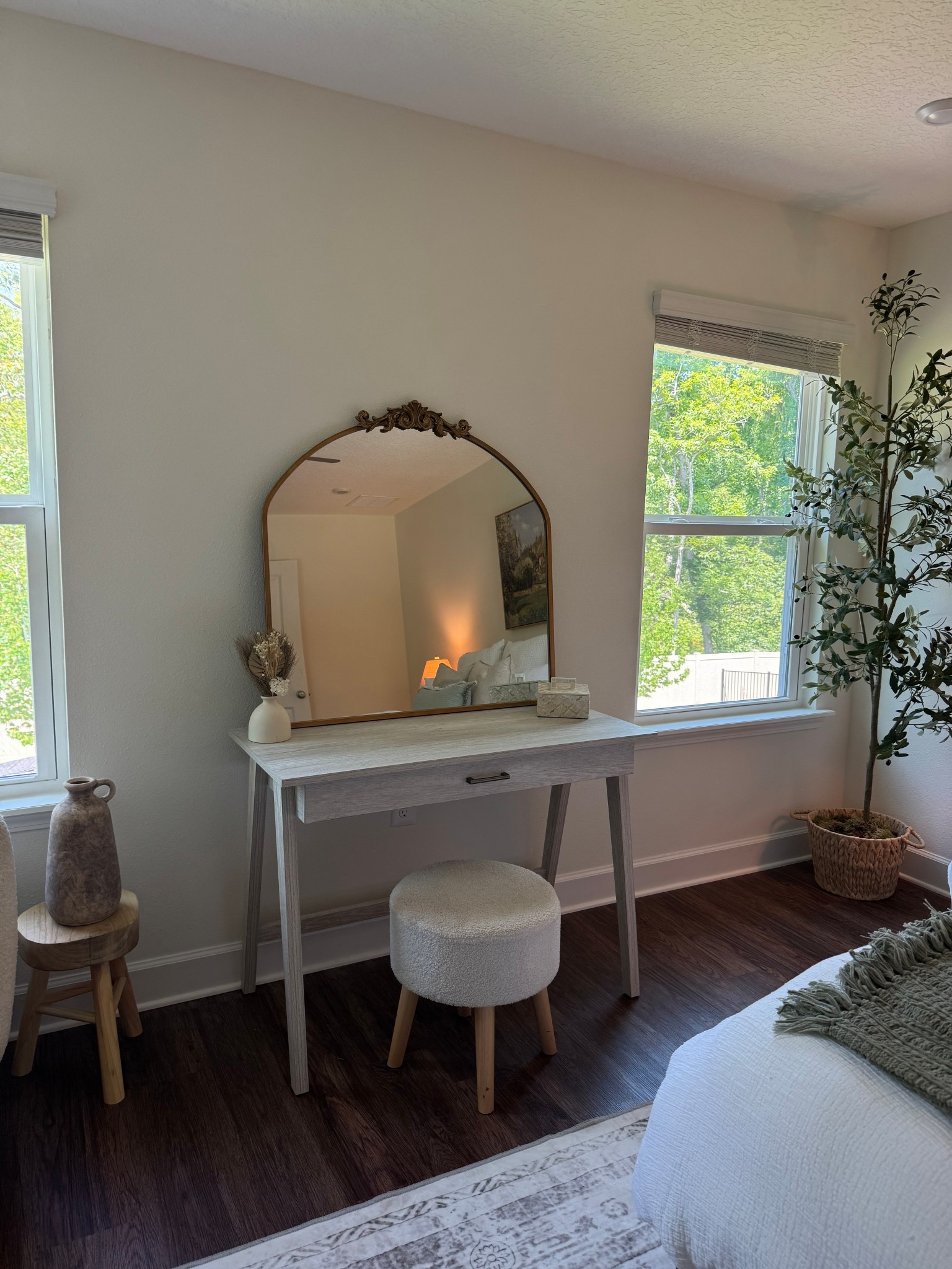 The perfect little vanity desk 🤭🤍