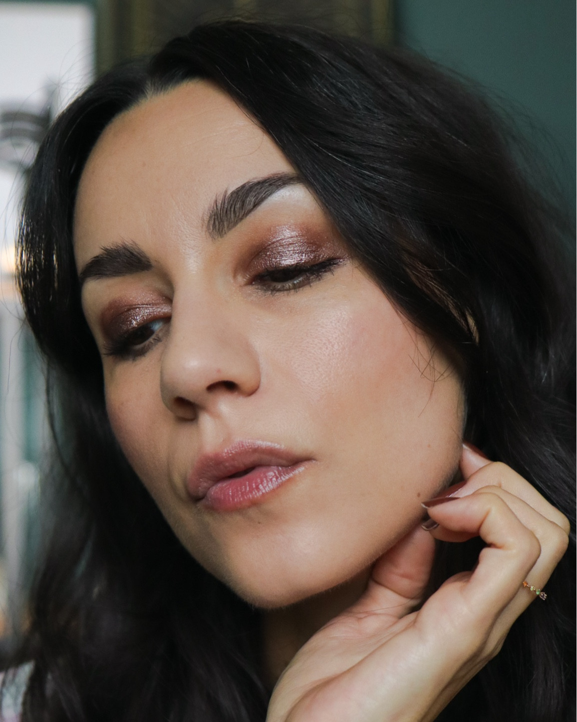 Dead inside, cute outside 🤌🏼

TEINTES :
- fond de teint : Santa Fe
- anti-cernes : 6
- fard à paupières : Choc Shock
- blush : Nearly Mauve 
- poudre : teinte 4 