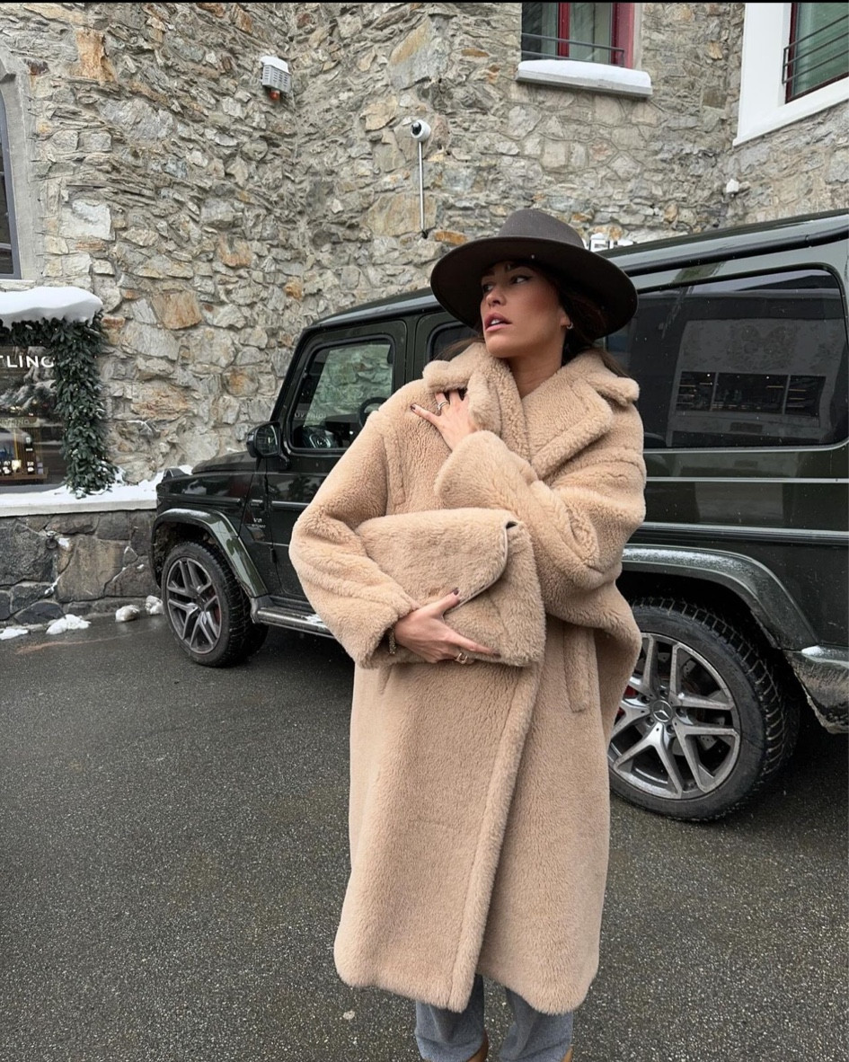 Long manteau en laine, manteau Tedgirl en laine Dalpaga mélangée MaxMara, pochette Teddy enveloppe MaxMara, sac enveloppe #MaxMara 

#LTKitbag #LTKSeasonal