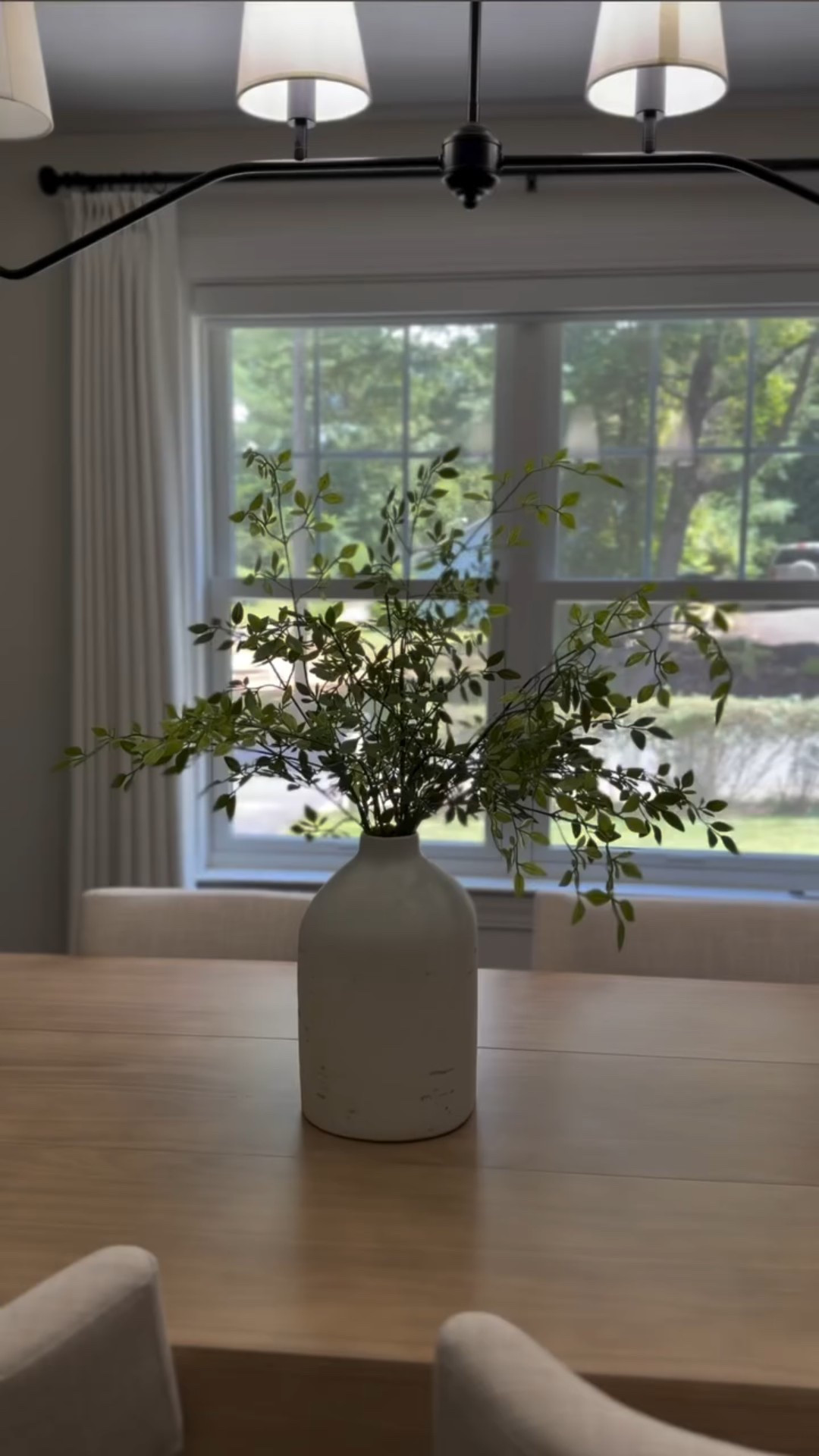 F A L L 🤎🧋🍂✨🧸

Si no puedes con el enemigo únete 😂 aquí decorando un poco con Gian🤍 Que les parecen estas stems de @michaelsstores son perfectas para Fall 🍂

#diningroomdecor #diningroomfall #fallstems #michaelsstems #falldecor #homedecorfall #homedecorideas