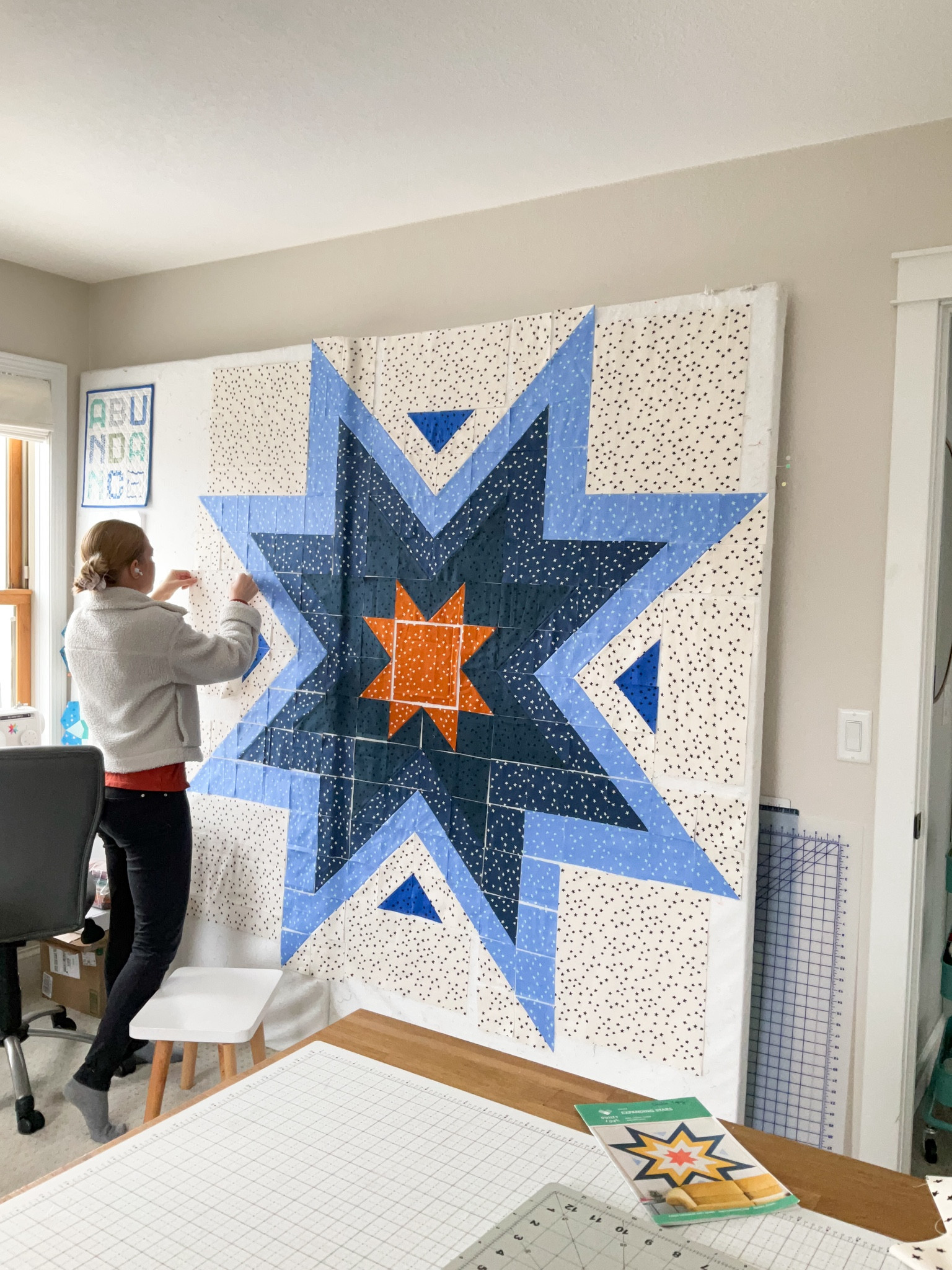 Expanding Stars Quilt pattern in Starry fabrics.  ⭐️⭐️⭐️

Small throw shown.  Fabric requirements for small throw:
2 yards background starry
1 yard Dusk
7/8 yard Bluebell
5/8 yard Smoke
Fat quarter Saddle
Fat quarter Blue Ribbonn