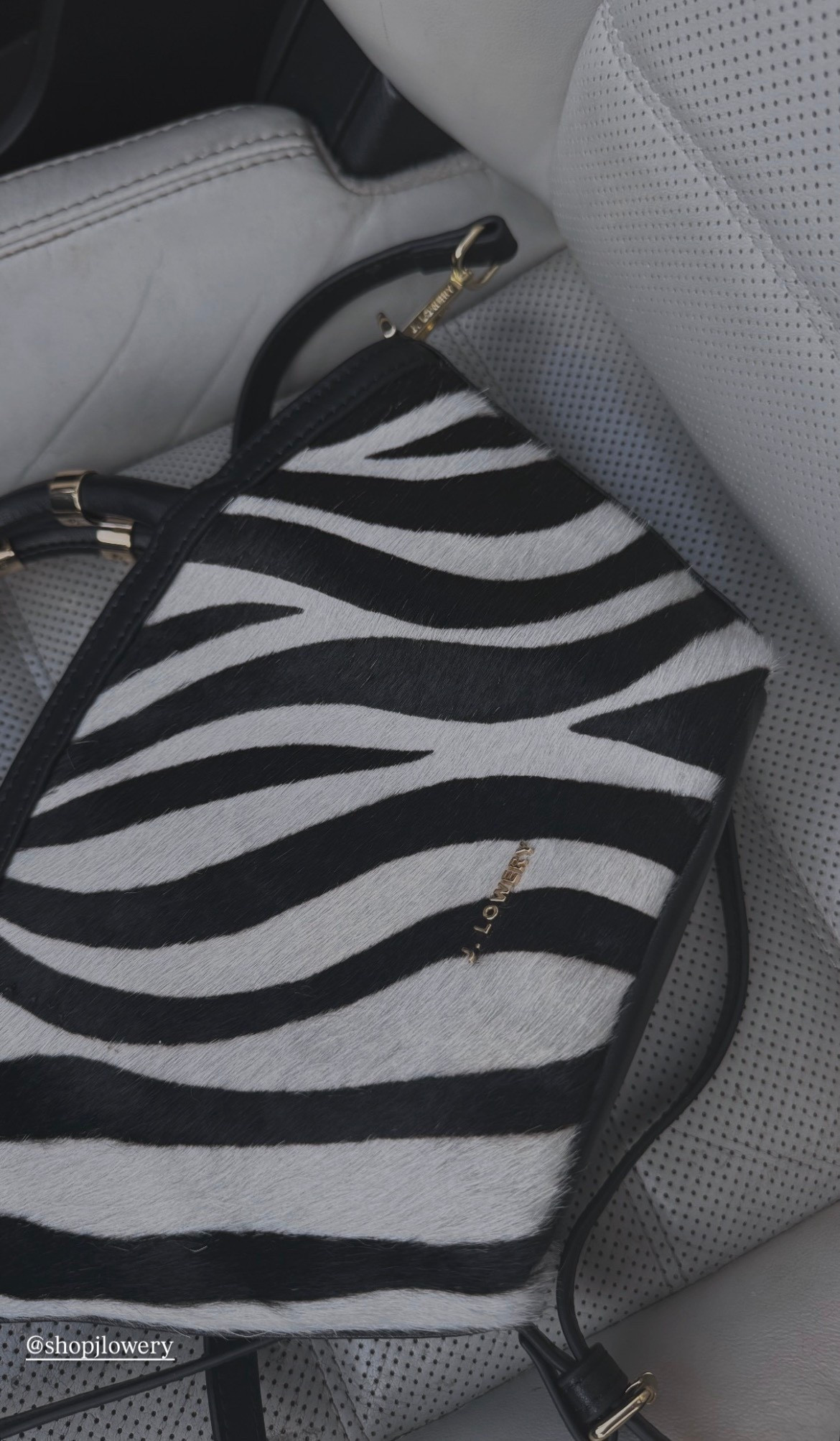 the perfect zebra mini tote bag for the first monday of the year 🦓 linking some more affordable similar options!

#LTKSeasonal #LTKootd