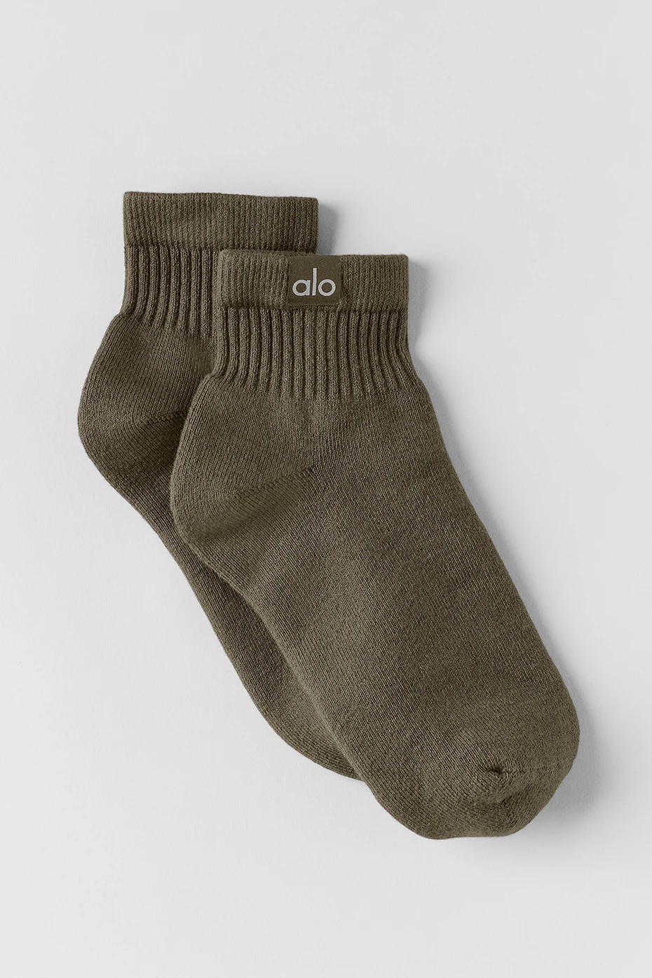 ALO | Quarter Crew Street Socks in Olive Tree Green, Size: Medium | Alo Yoga (US)