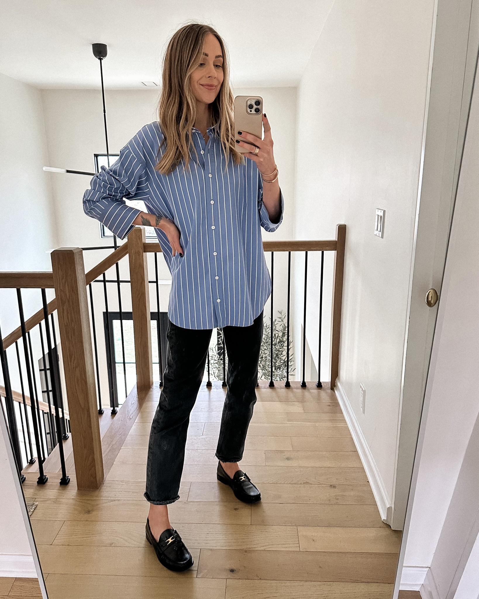 Blue striped hot sale shirt outfit