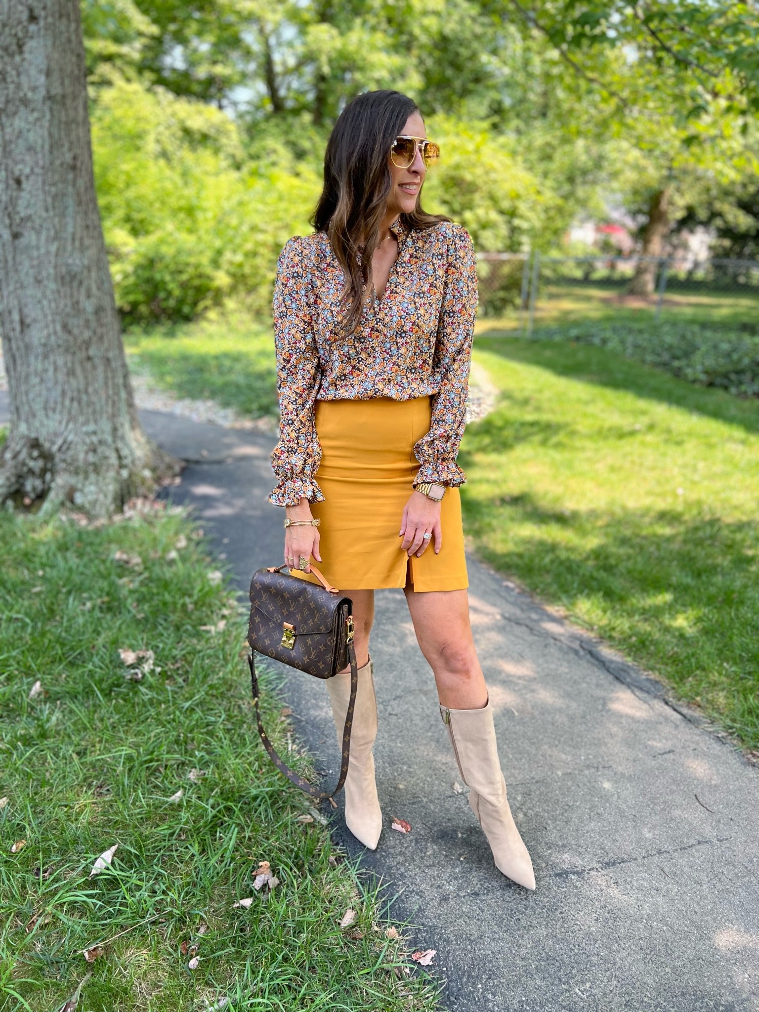 🍂 All the #fallvibes for the work place in my #amazonfashion floral blouse! Simple pairing with my #discount skirt find from @dfwh ( @whbm brand for only $7 ), suede boots (on sale 50% off) and #louisvuitton Pochette Métis! From the office to happy hour, this look will transition perfectly 🍂



#LTKitbag #LTKstyletip #LTKshoecrush