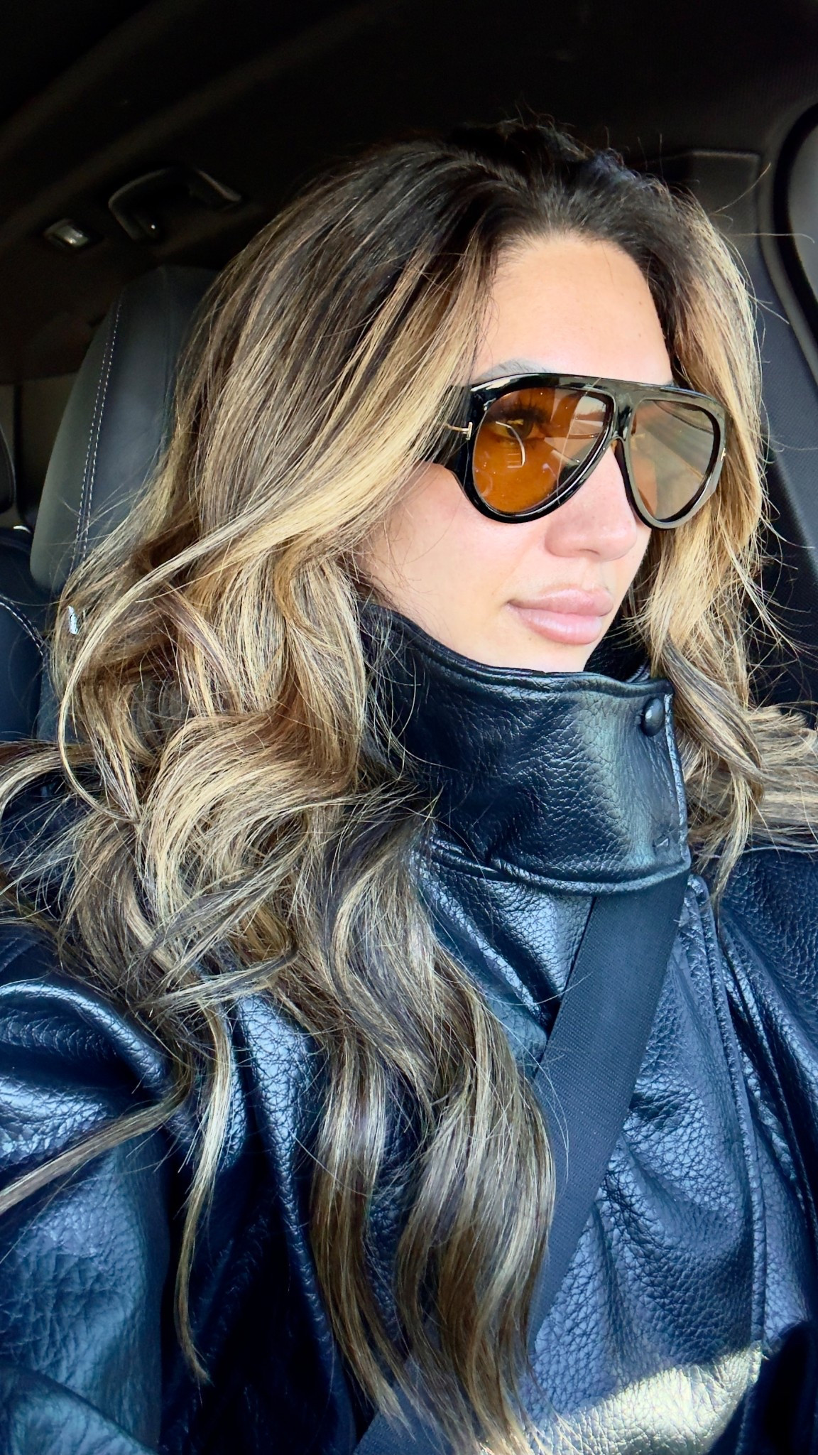 The sunglasses make me look so effortlessly chic I’m obsessed ￼