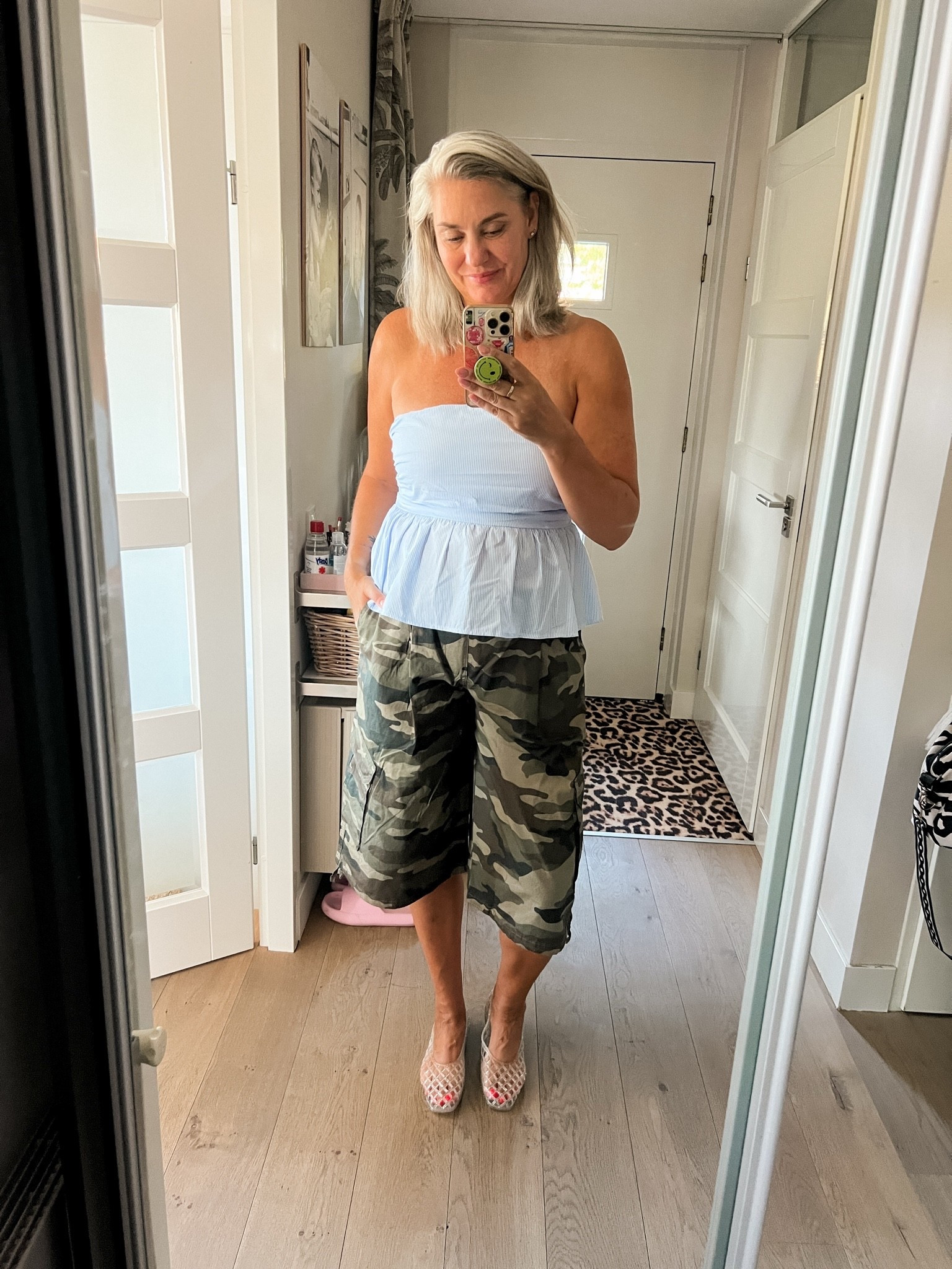 OOTD - Vrijdag. Een blauw wit gestreepte strapless top (https://most-wanted-nl.mtpc.se/6404879) ik draag een xl maar hij had kleiner gekund. Oversized bermuda of jorts in een camouflage print (maat L) en transparante mesh (water-) schoentjes met een klein glittertje.

#LTKnederlands #LTKeurope #LTKsummer