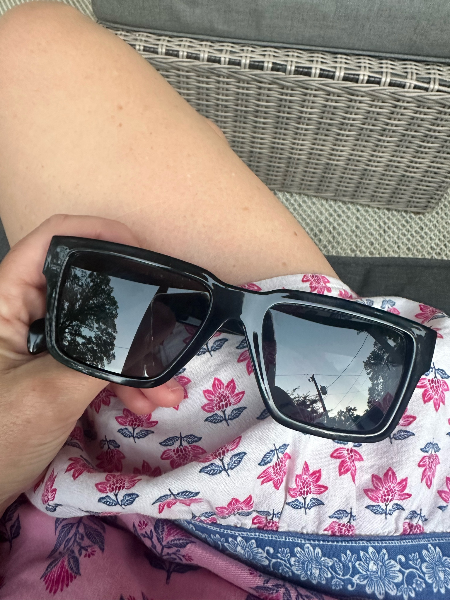 Snuck into target and picked up some new sunglasses. I love the shape of these- just enough of an edgier design 

Affordable sunglasses // Target finds // mom style // black sunglasses
#momstyle #sunglasses 