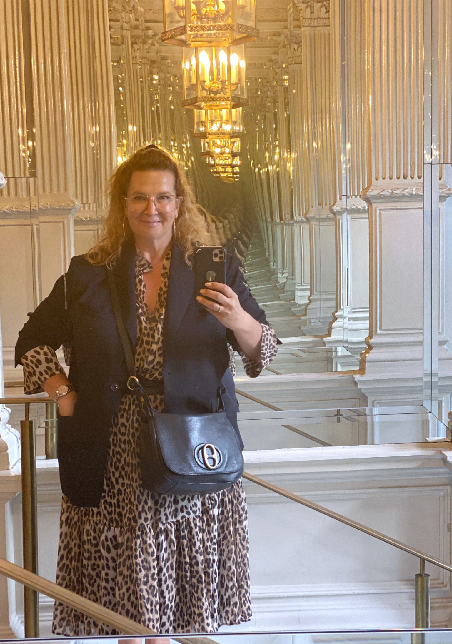 Langsam wird es kälter und deshalb kombiniere ich mein Leokleid mit einem Overzized Blazer, goldenen Creolen und einer Crossbody Tasche.

#LTKSeasonal #LTKeurope #LTKcurves