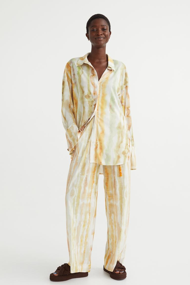New ArrivalShirt in a textured weave with a double-layered, pointed collar and buttons down the f... | H&M (UK, MY, IN, SG, PH, TW, HK)