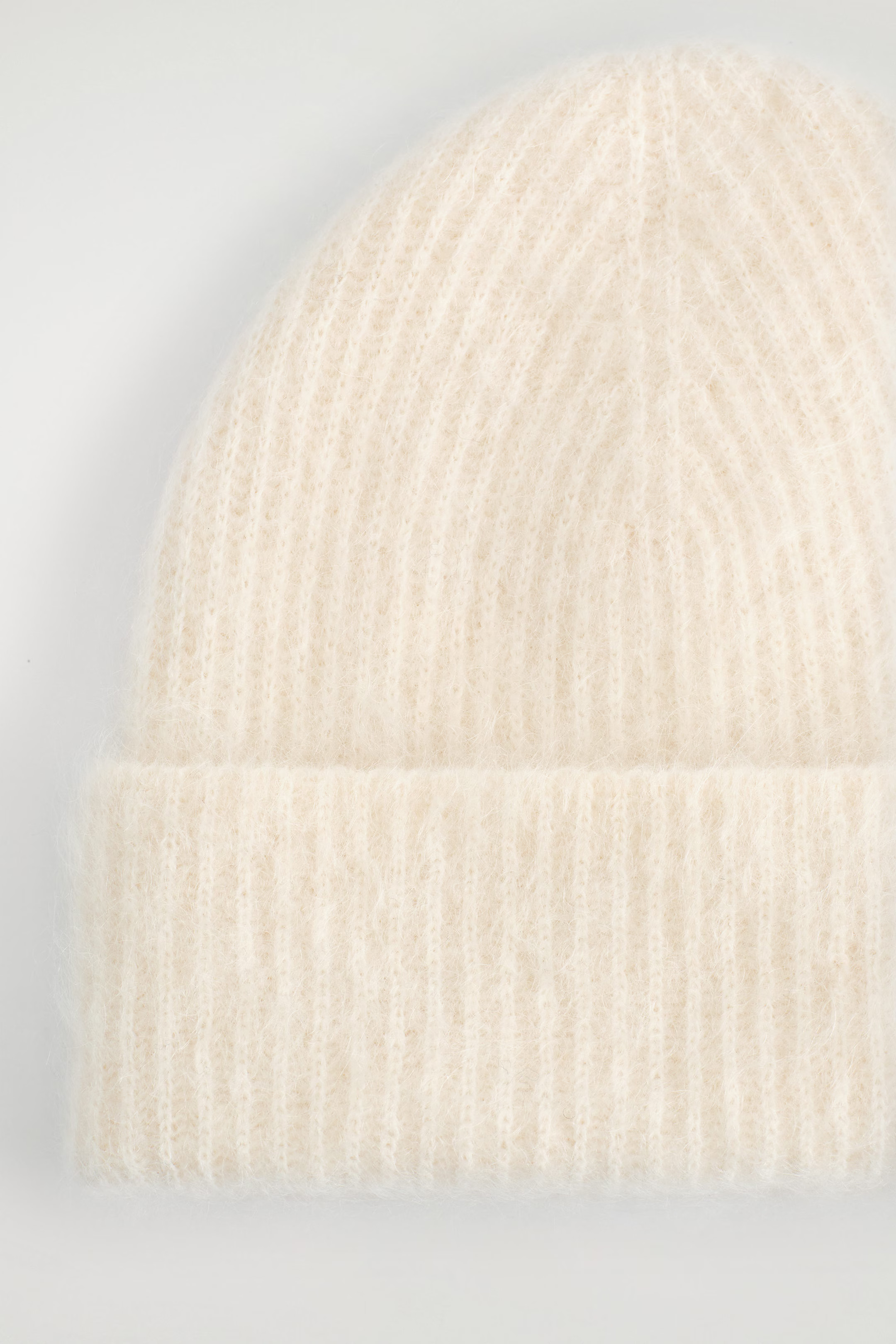 RIBBED MOHAIR BEANIE - CREAM | COS GB | COS UK