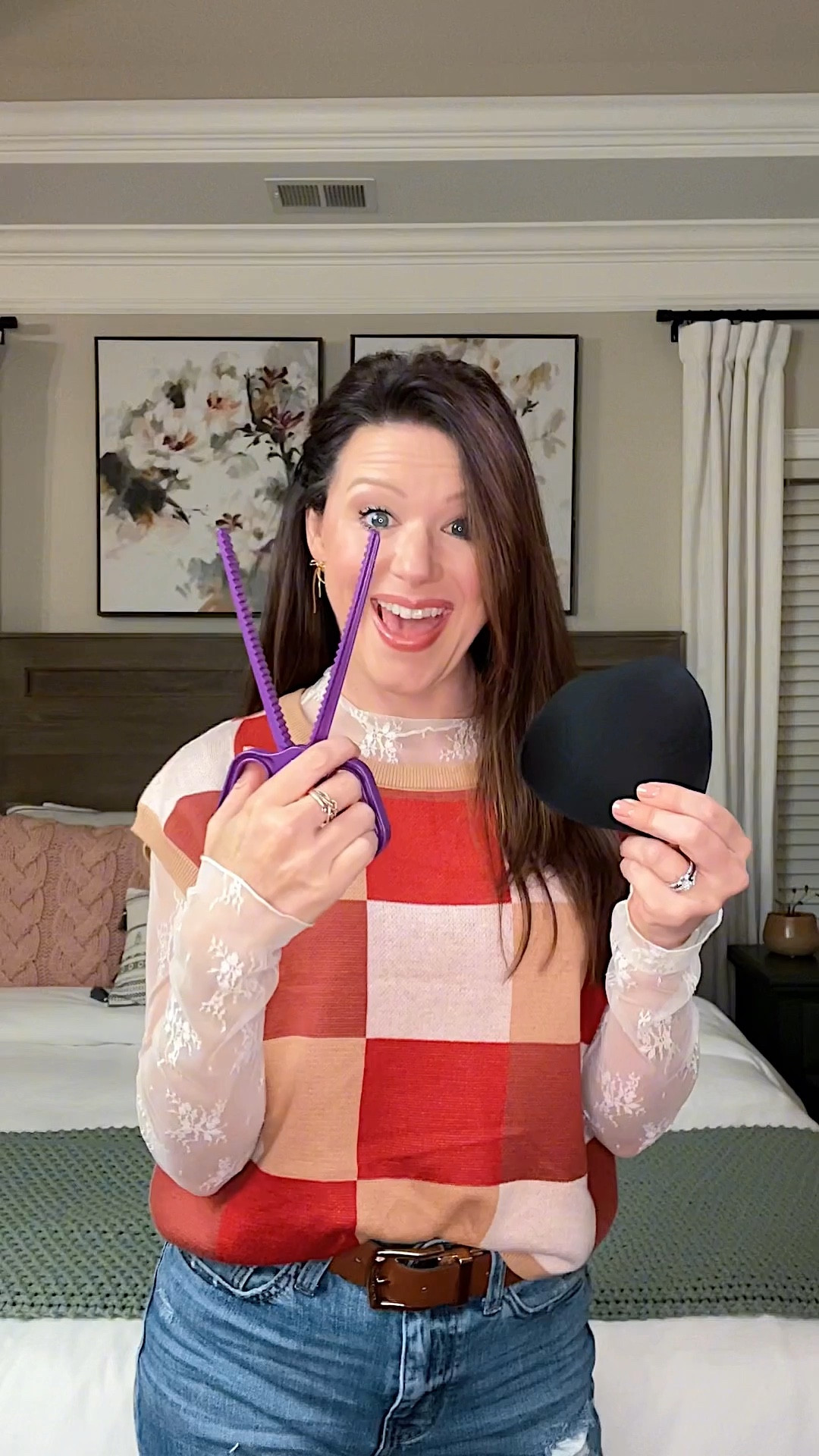 Hack for easily inserting pads into sports bras and swimsuits!!! 
#creatorfavorites2024 #amazonfinds #fashionhack #clothinghack
#targetstyle
#amazonstyle

#LTKStyleTip #LTKVideo