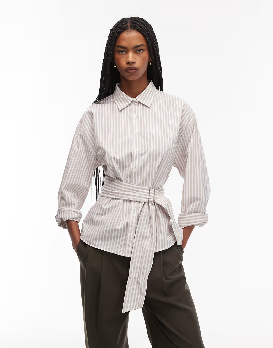 ASOS DESIGN – Taillierte Popeline-Hemdbluse in Braun mit Streifen und Gürtel-Bunt | ASOS (Global)