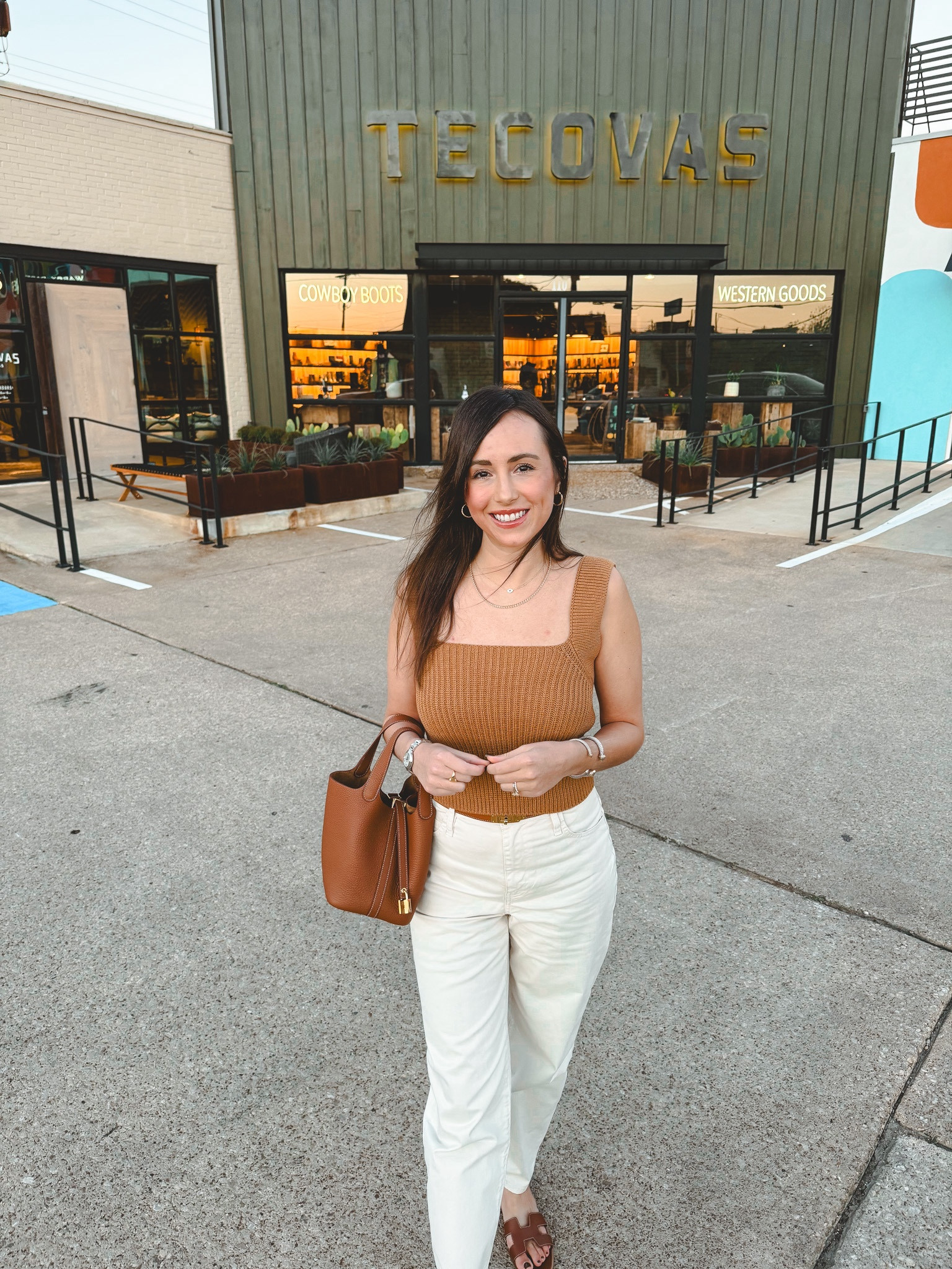 Vince sweater tank (xs), frame ecru barrel jeans (25), Kendra Scott necklaces



#LTKSeasonal #LTKfindsunder100 #LTKstyletip