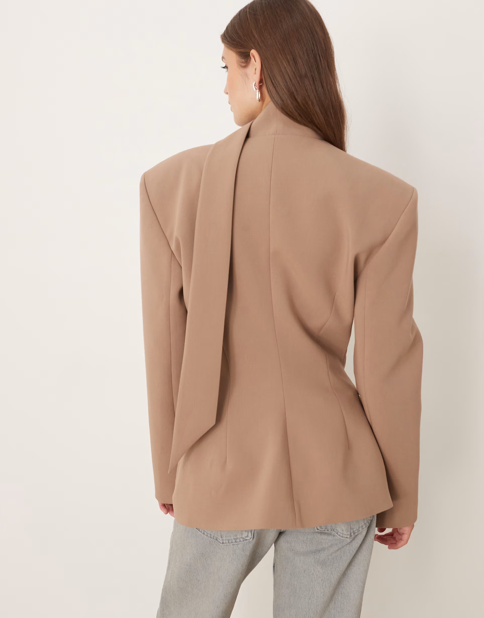 ASOS DESIGN – Taillierter Blazer in Mokka mit Schulterpolstern und Schaldetail, Kombiteil | ASOS (Global)