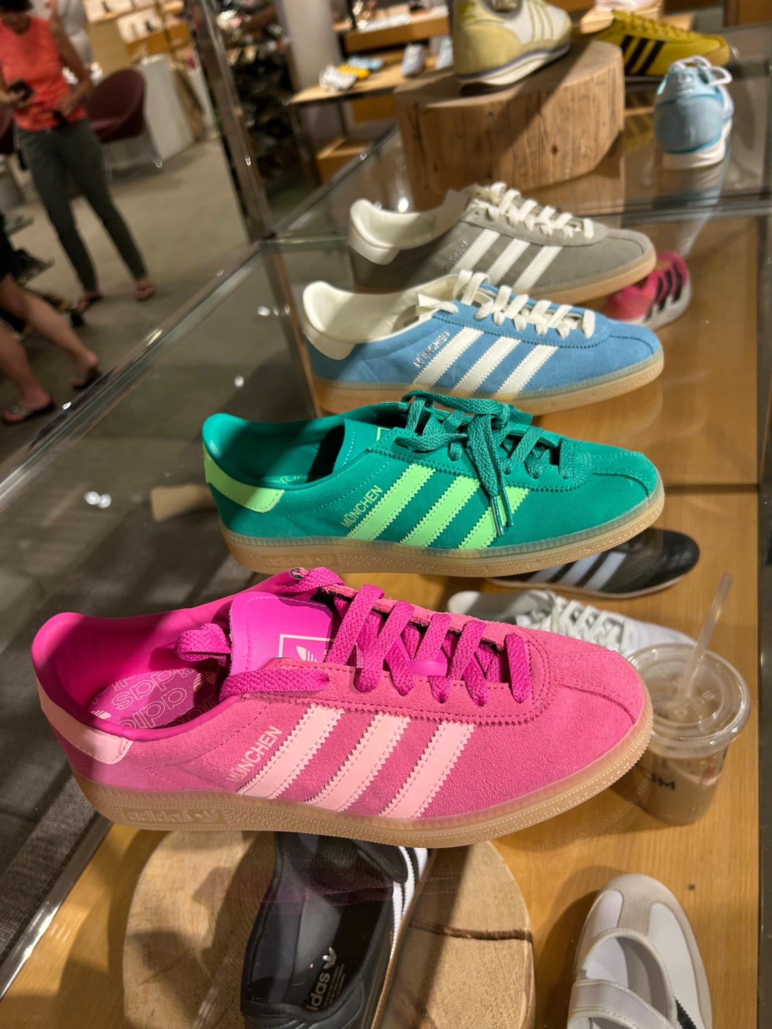 Möchtest du Schuhe? Probier den Münchener Schuh!

I never cease to be amazed at the wide array of color combos offered by Adidas. It has become one of my fave fashion sneaker brands of all time! And the new “Munich” (München in German) is great. The suede, the throwback gum-rubber sole and oh the colors 👌 (AND more colors to come)!!! There’s something here for EVERY season! 

Honestly, this is a great shoe to pair with all colors of denim pant or skirt and would look great with linen too!

#LTKShoeCrush #LTKSeasonal #LTKStyleTip