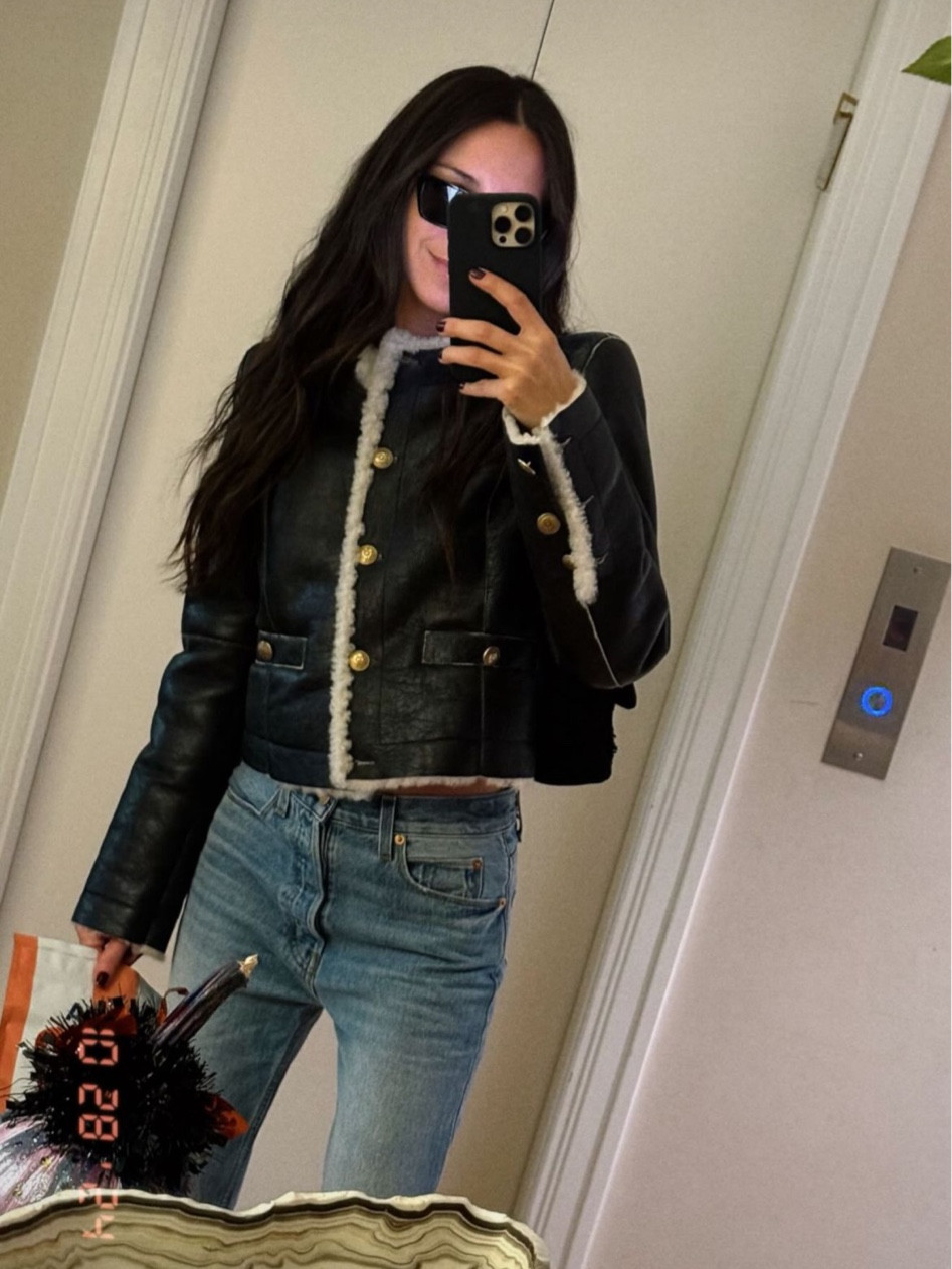 Such a cool jacket 🖤 Linked in black!