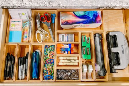This desk drawer makes our school-supplies-loving hearts so happy. Comment below with your favorite supplies - we personally can't resist a good Sharpie! 🖊️