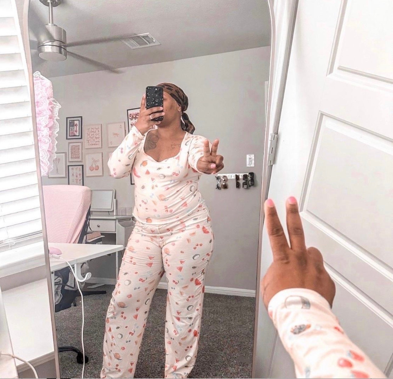 Sunday mornings call for the coziest sets ☕️✨ Absolutely obsessed with the fit and print on this lounge set—it’s incredibly soft and perfect for working from home or a movie marathon night. Shop my exact look and similar cozy favorites by clicking the link in my bio! #LTKhome #LTKunder50 #cozyvibes #loungewear

#LTKPlusSize #LTKdayinmylife #LTKmomlife