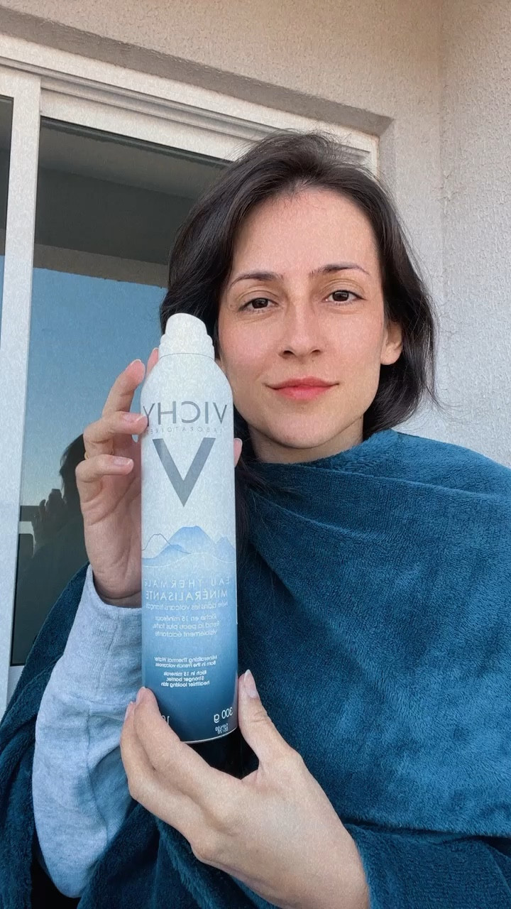 Descubra 5 motivos para incluir a Água Termal de Vichy na sua rotina de cuidados.💦

1️⃣ Hidratação intensa: A água termal é um verdadeiro banho de hidratação para sua pele, deixando-a macia, suave e radiante. 🌟

2️⃣ Acalma e refresca: Com propriedades calmantes, a água termal é perfeita para acalmar a pele irritada, vermelha ou sensível, além de proporcionar uma sensação refrescante e revitalizante. 🌬️

3️⃣ Combate os sinais de envelhecimento: Rica em minerais e antioxidantes, a água termal ajuda a reduzir a aparência de rugas, linhas finas e manchas, proporcionando uma pele mais jovem e luminosa. 😌

4️⃣ Fixa a maquiagem: Utilize a água termal como um spray fixador para prolongar a duração da sua maquiagem, deixando-a com um acabamento natural e fresco ao longo do dia. 💄

5️⃣ Cuidado pós-sol: Após um dia de exposição solar, a água termal ajuda a acalmar a pele, aliviando possíveis queimaduras e vermelhidão, proporcionando alívio imediato e uma recuperação mais rápida. ☀️

#LTKbeauty #LTKbrasil
