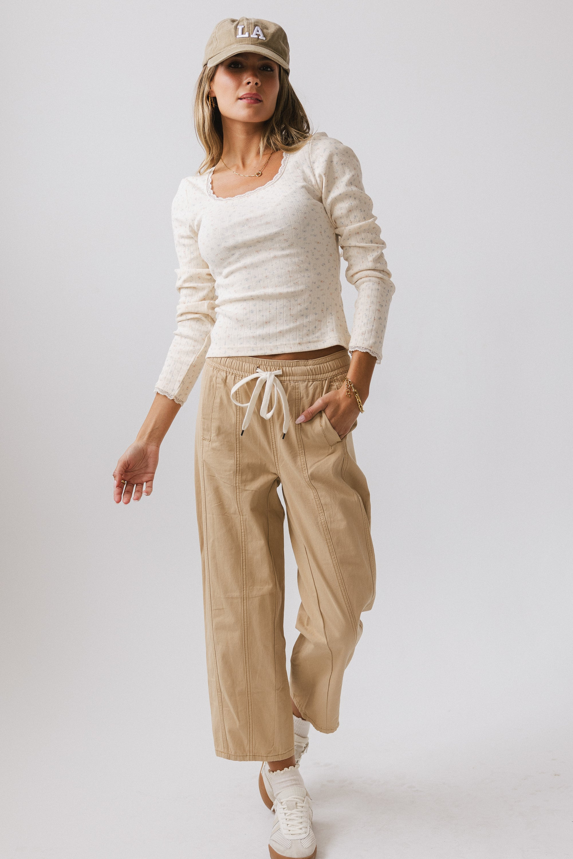 Khai Cropped Pants in Tan | Böhme US