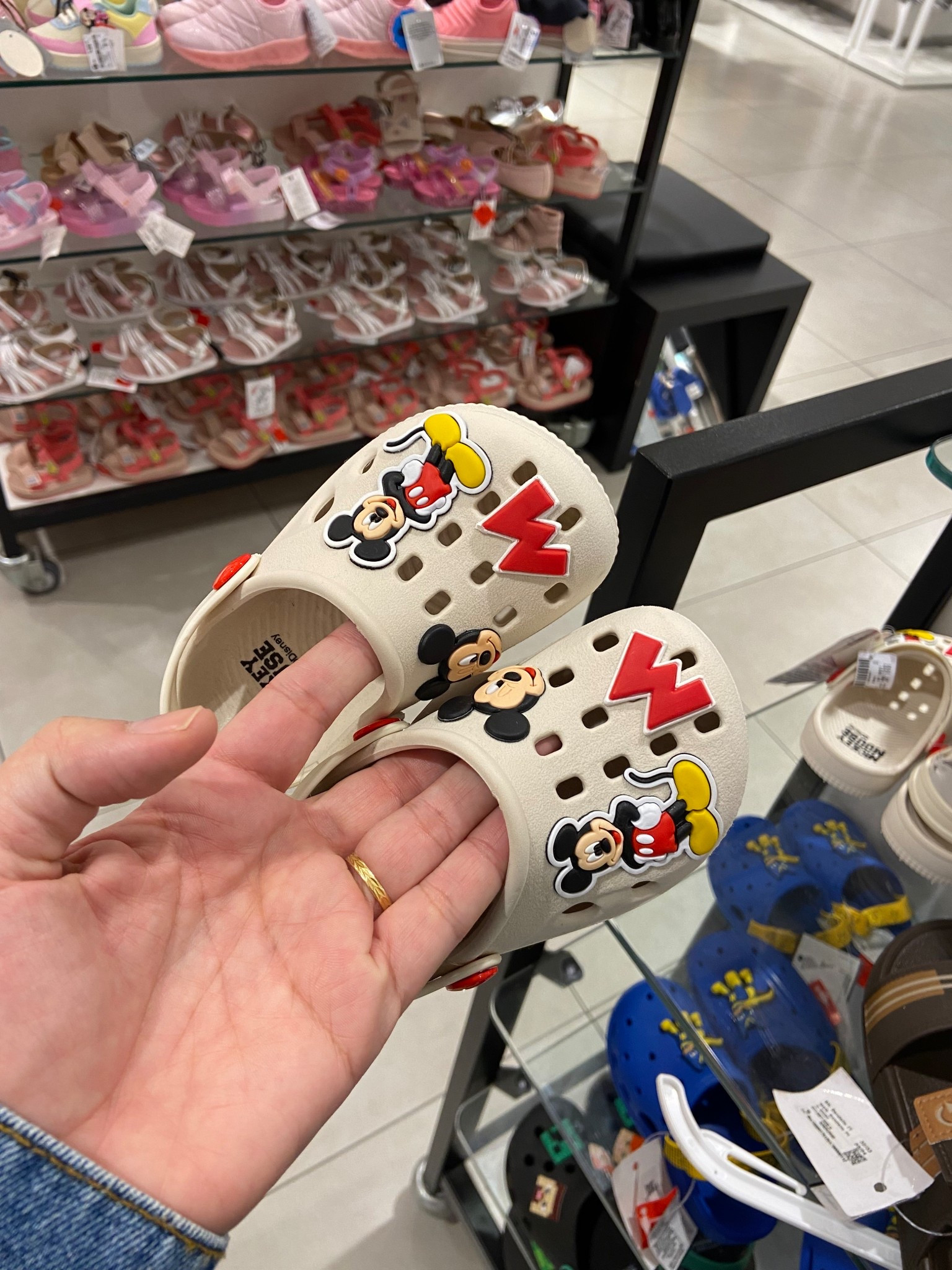 Sandália babuche infantil com fechamento no tornozelo e patches do Mickey.

Produto com matéria-prima de origem vegetal na composição proveniente de óleo de soja. Saiba mais!

Sandália infantil
Modelo babuche
Fechamento no tornozelo
Patches do mickey
Material: PVC
Versatilidade do fit
Perfeita para os pequenos se divertirem com muito conforto, a babuche é um calçado fechado na frente, com o calcanhar aberto e furinhos que trazem boa respirabilidade aos pés. É um modelo perfeito para criar lookinhos super descontraídos e estilosos.

#LTKbaby #LTKpromo #LTKbrasil