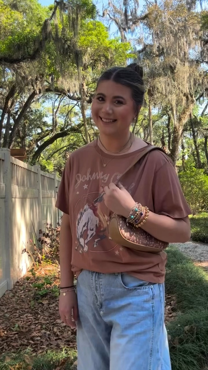 A little weekend recap🎞️ it was a productive one with spring cleaning🧼🧺 a solo photoshoot to get my ootd pic📸🤳🏼 and a Homegoods run🛒🛍️ a nice spring refresh 


#ootd #johnnycashtee #graphictee #barreljeans #shoulderbag #davidyurman #balletflats #electricpicks

#LTKvlog #LTKdayinmylife #LTKootd