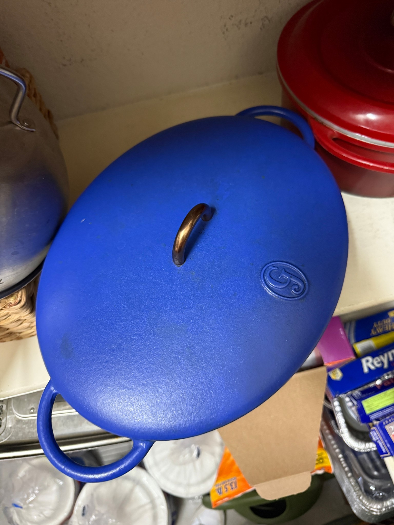 Look how cute my mom’s Dutch oven is🥹 presh! #greatjones #cookware #dutchoven 