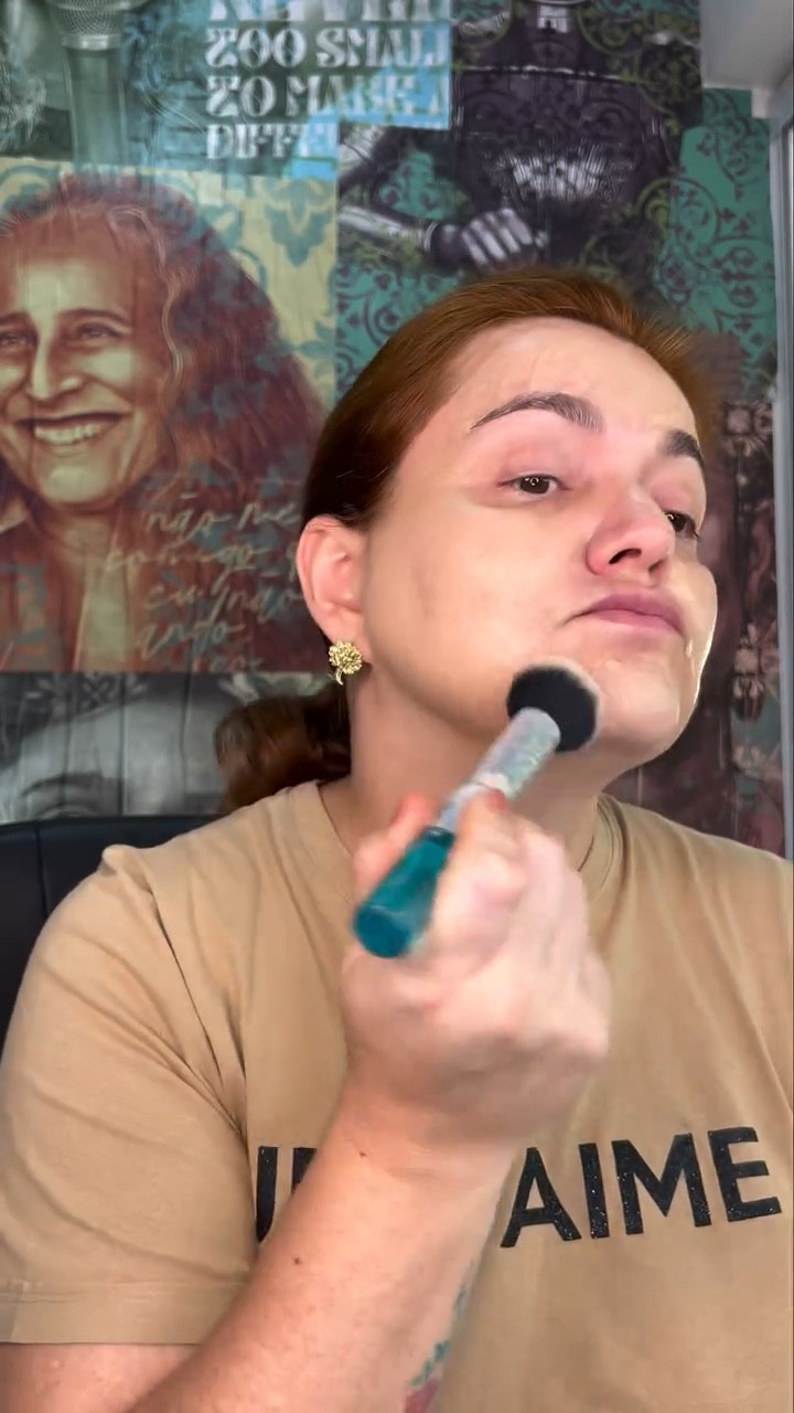 Tá no ar a Chique Week na Sephora e, claro, eu preparei uma make completa usando só produtinhos mara que você encontra lá!

Preparação de pele impecável:
	•	Hidratante Embryolisse pra deixar a pele macia e preparada.
	•	Primer The Pore da Benefit pra um efeito lisinho e sem poros aparentes.

Base e correção com poder:
	•	Base Estée Lauder Double Wear — cobertura perfeita e longa duração. Apliquei com a pincel Real Techniques e acabamento com a esponja, ficou incrível!
	•	Corretivo Nars Radiant Creamy — iluminando e corrigindo com a esponja Real Techniques.

Finalização com qualidade:
	•	Pó da linha Mineralize da MAC Cosmetics pra selar e garantir um acabamento profissional!

E o melhor: tudo isso você encontra na Sephora na Chic Week com descontos ótimos ! 
Fica de olho que vem mais por aí!!
Parte 2 no perfil!!
.
#SephoraBrasil #MakeCompleta #MakePerfeita #BeautyLovers #Embryolisse #BenefitCosmetics #EstéeLauder #NarsCosmetics #MACCosmetics #RealTechniques #PelePerfeita #MakeProfissional #MakeupTips #DicaDeMaquiagem #MakeDeLuxo #BelezaChique #MakeDoDia #AchadosSephora