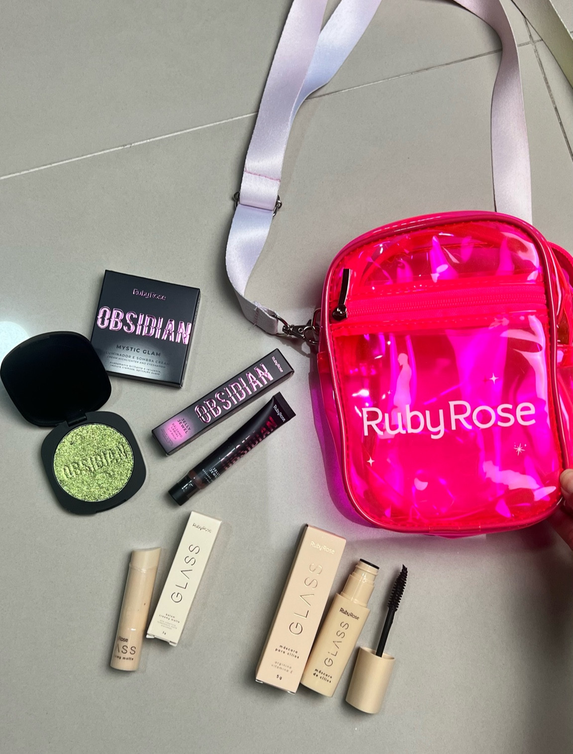 Ruby Rose e suas linhas.

Obsidian, vibe escura 🖤
Glass, vibe clean 🤍

iluminador & jelly labial
máscara de cílios & batom 

#LTKbrasil #LTKbeauty #LTKstyletip