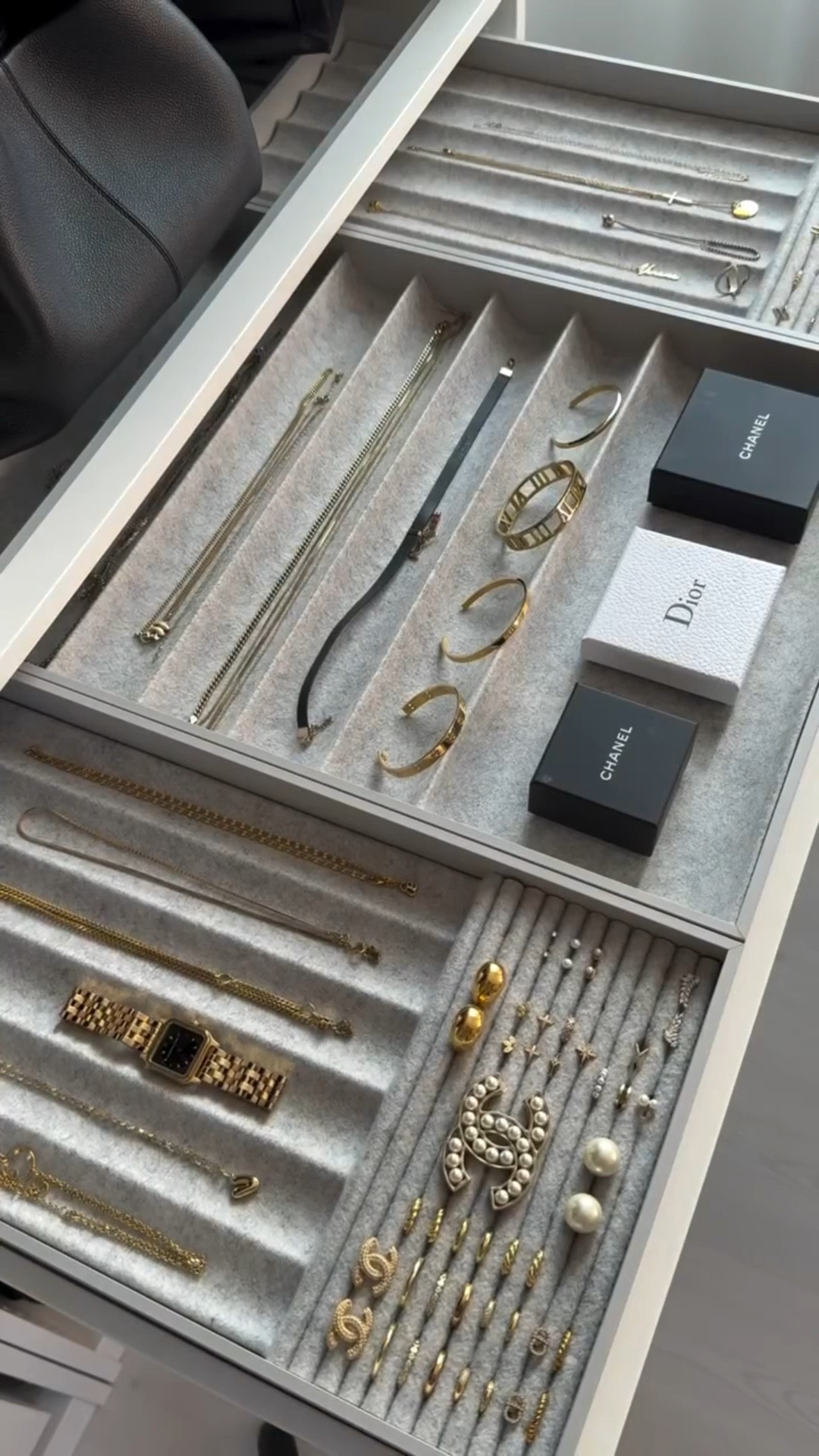 Diese Organizer können alles - und sie kosten einzeln nur 20-25€! 😍

Ich mags gern ordentlich, aber im stressigen Alltag verwandelt sich die organisierteste Schublade doch irgendwann in pures Chaos 😅 Kennt ihr oder? 

Höchste Zeit aufzuräumen und auszumisten. Bleiben darf nur, was ich wirklich trage - und das sind wie immer fast ausschließlich immer (hochwertige) Basics und Klassiker ✨

Mit einem Schmuckputztuch (gibt es z.B. bei Amazon) hab ich übrigens einige Schmuckstücke wieder schön sauber und glänzend bekommen! 🤝🏼

Findet ihr diese Vorher-Nachher Aufräumvideos auch so satisfying? Jetzt hat alles wieder seinen Platz und ich finde auch alles wieder auf den ersten Blick 😁🤞🏼

Diese praktischen Organizer gibt es übrigens in unterschiedlichen Varianten bei Ikea (*selbstgekauft) 💛 Sie passen perfekt in den ausziehbaren Boden (Komplement Serie) vom Pax Schrank. Meiner ist 1m breit und 58cm tief. 

Hab euch alles wie immer auf meinem LTK Profil (Link in der Bio) verlinkt 😊

💾 Speichert euch das Reel gern als Motivation zum Aussortieren & Reorganisieren!
📌 Folgt mir gern, wenn ihr einen organisierten Kleiderschrank, Capsule Wardrobe und klassische Outfits liebt, die auch nächstes Jahr noch tragbar sind 🤗

#ootdgermany #capsulewardrobe #paxhack #IKEAOrganisation #Ordnungsliebe #schmuckliebe

#LTKeurope #LTKhome #LTKdeutschland