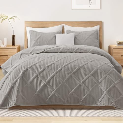 Exclusivo Mezcla Quilts Queen Size - Light Grey Quilt Set Bedspread with 2 Pillow Shams, Modern Bedding Set with Striped Pattern, Soft Lightweight Bedspreads Queen Size for All Seasons | Amazon (US)
