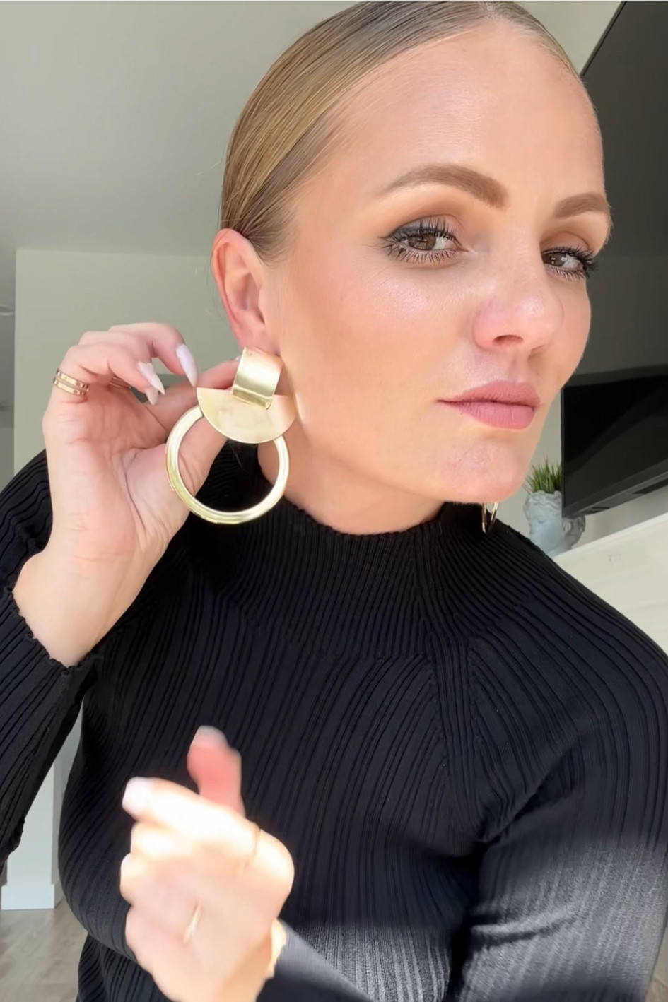 Gold oversized earrings 