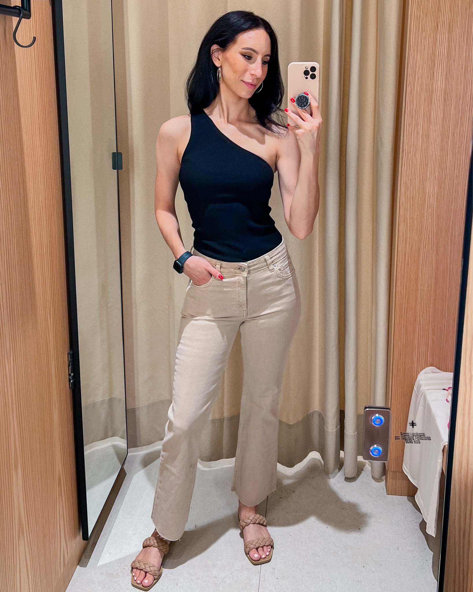 Indosso una Xs sopra e 36 sotto 

Outfit mango // Nuova collezione Mango // Outfit estivo // Outfit comodo // Outfit semplice // Canotta mono spalla // Pantaloni lunghi // Pantaloni Beige 

#LTKeurope #LTKFind #LTKunder50