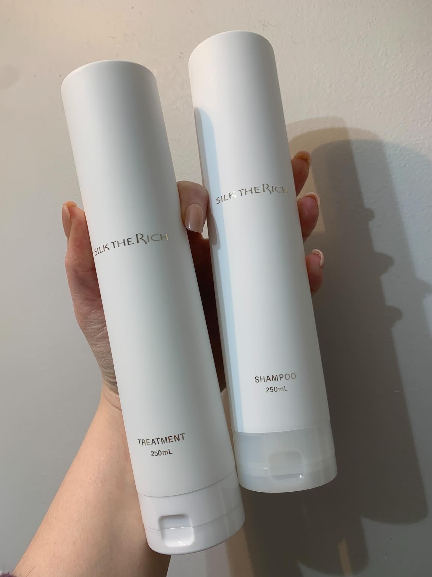 The Silk The Rich White Shampoo & Treatment Set is a gentle, hydrating duo that’s especially well-suited for my dry, damaged, and color-treated hair. Both the shampoo and conditioner have a clean, lightweight feel but still manage to leave my hair feeling nourished and soft — without any heaviness or buildup.

The shampoo lathers easily and rinses clean, making my scalp feel fresh without stripping moisture. I appreciate that it’s paraben-free, which is great for sensitive skin or anyone trying to avoid harsher ingredients. It didn’t leave my hair tangled or squeaky — just clean and ready for conditioner.

The treatment (conditioner) has a smooth, creamy texture and works well through the lengths of the hair. I left it on for a few minutes before rinsing and noticed a clear difference in how easily my hair detangled. After drying, my hair felt more hydrated, looked shinier, and had less frizz — even without any styling products.

The scent is amazingm and fresh, not perfumey, and it works well for both women and men. The minimalist bottles also look sleek and modern on the shelf, which is a small bonus.
.
@silktherich_usa #silktherich #silktherichpartner #GiftedReview #HydratingHairCare #WhiteShampooSet #ColorSafeShampoo #CleanHairRoutine #DailyHairCare #MoisturizingConditioner #ParabenFreeHaircare #ShampooForDamagedHair #SoftAndSmoothHair #FrizzControlHair #EverydayHairEssentials #GentleHairProducts #SalonCleanFeel #NourishingShampooAndTreatment #healthyhairgoals

#LTKU #LTKOver40 #LTKBeauty